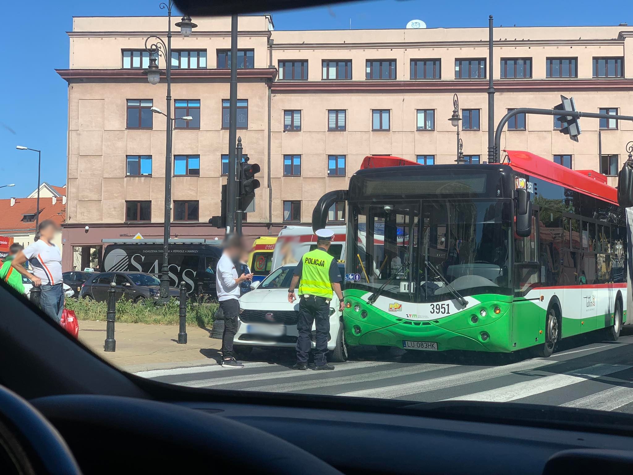 Zderzenie trolejbusu z pojazdem osobowym w centrum Lublina. Są spore utrudnienia w ruchu (zdjęcia)