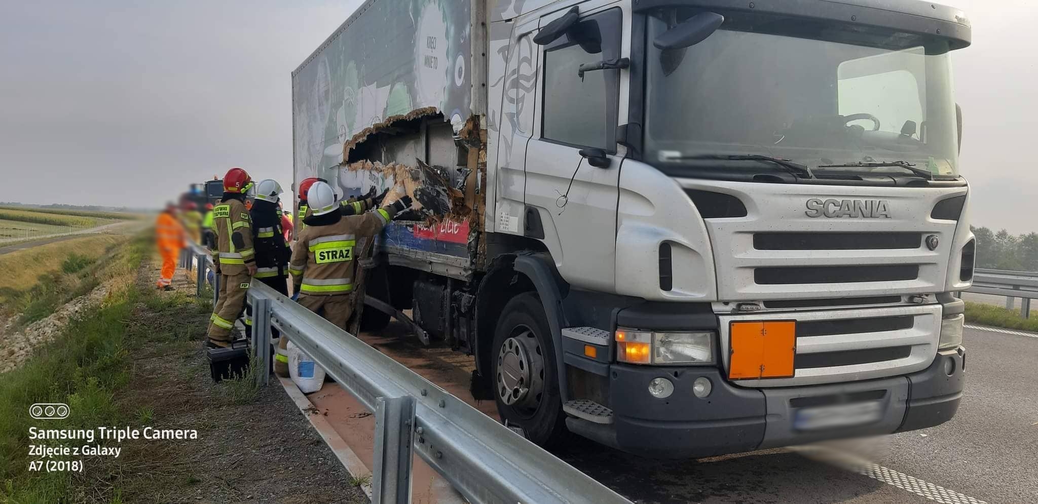 Zderzenie dwóch ciężarówek na trasie Lublin – Kraśnik. Na miejscu pracują służby ratunkowe (zdjęcia)