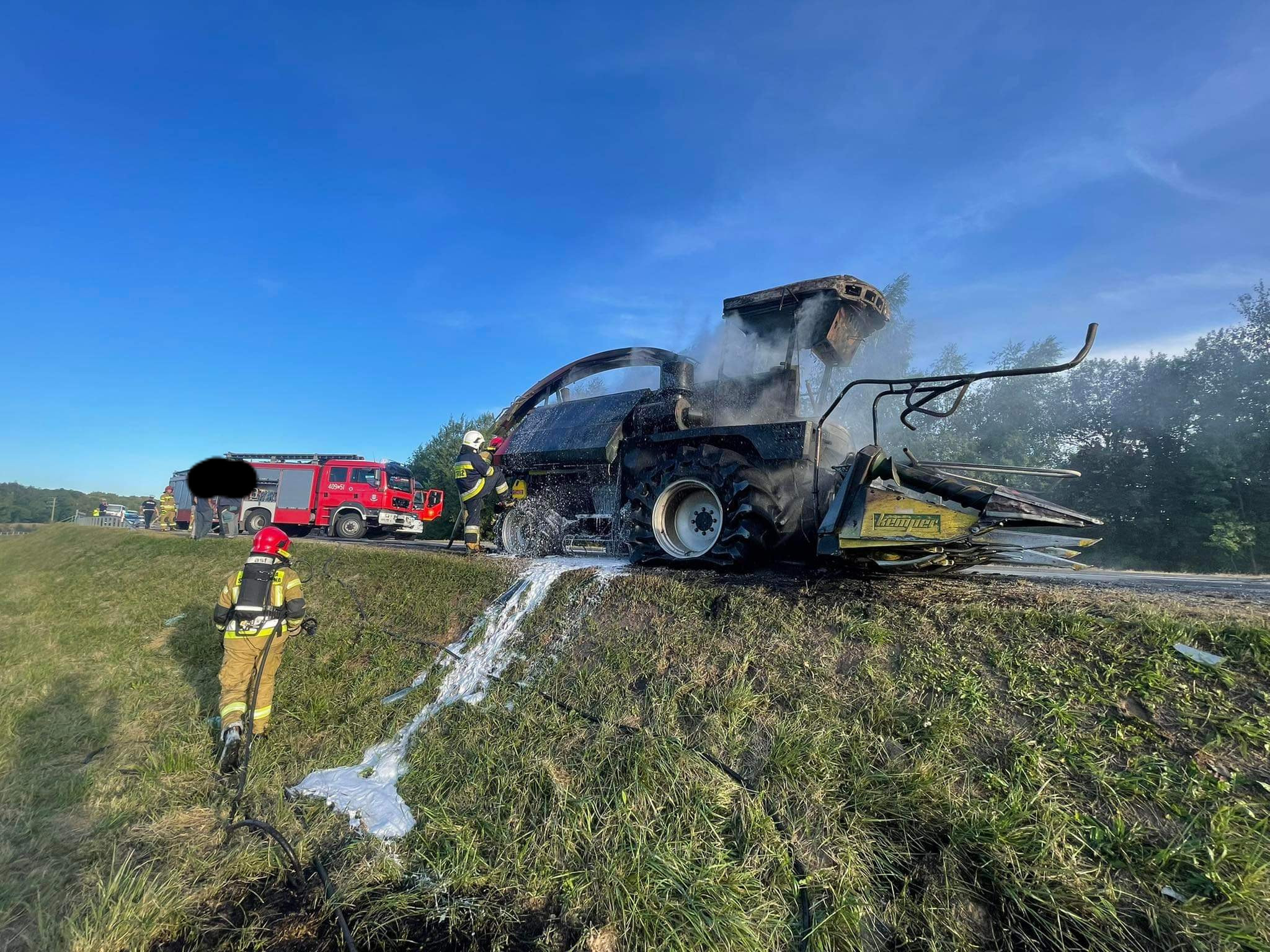 Maszyna rolnicza stanęła w płomieniach. Trwa akcja gaśnicza, droga krajowa jest zablokowana (zdjęcia)