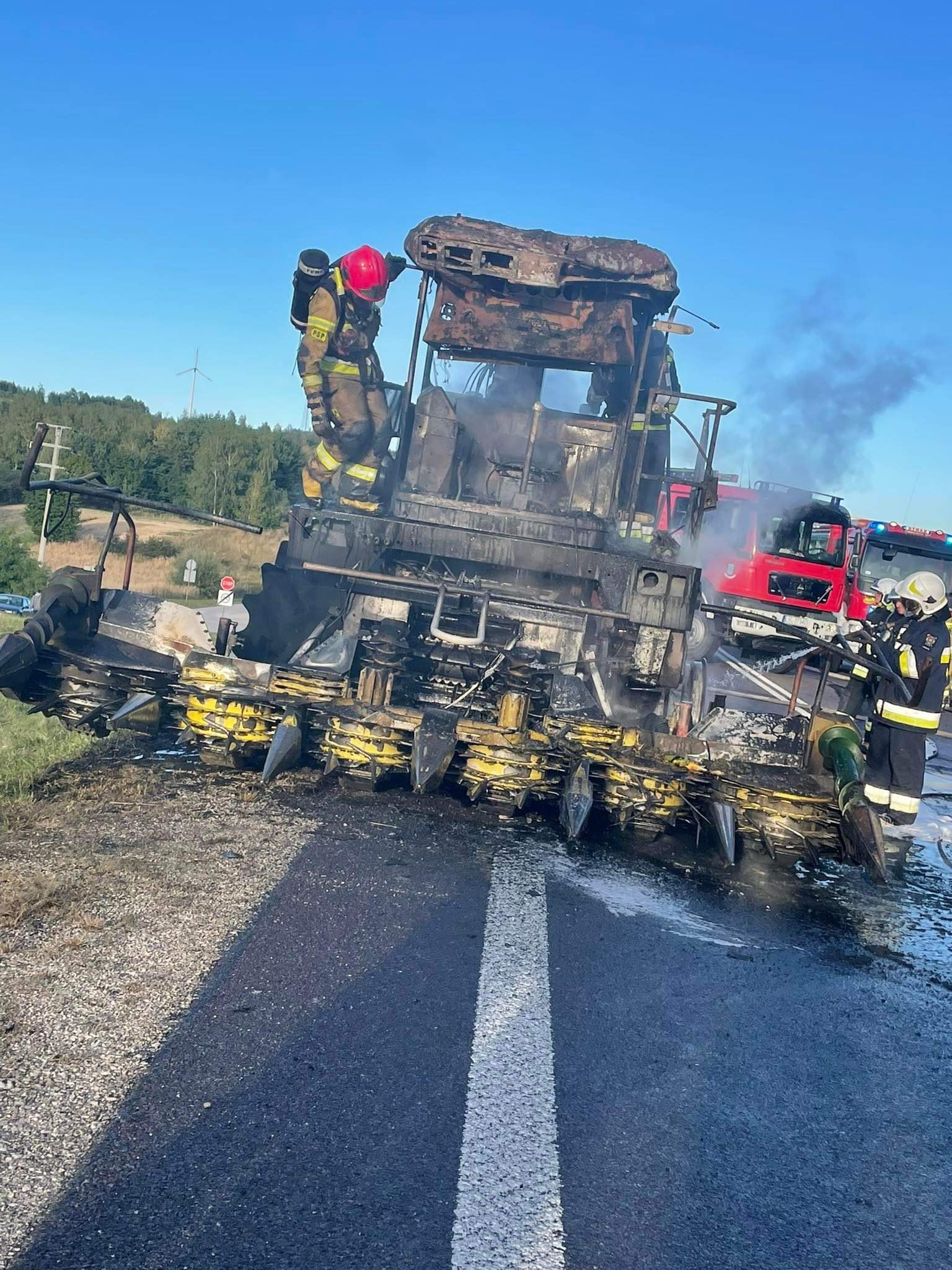 Maszyna rolnicza stanęła w płomieniach. Trwa akcja gaśnicza, droga krajowa jest zablokowana (zdjęcia)