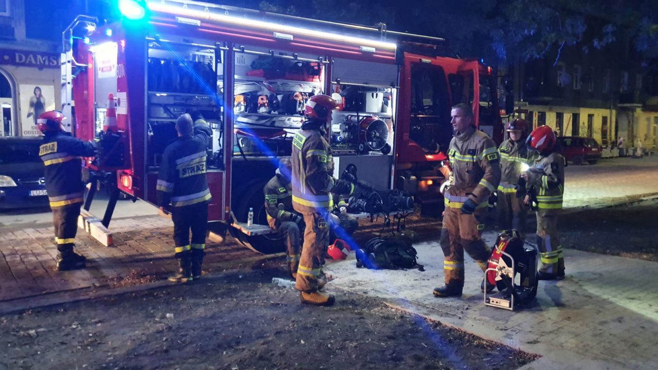 Nocny pożar mieszkania w Lublinie. Ewakuowano kilkanaście osób (zdjęcia