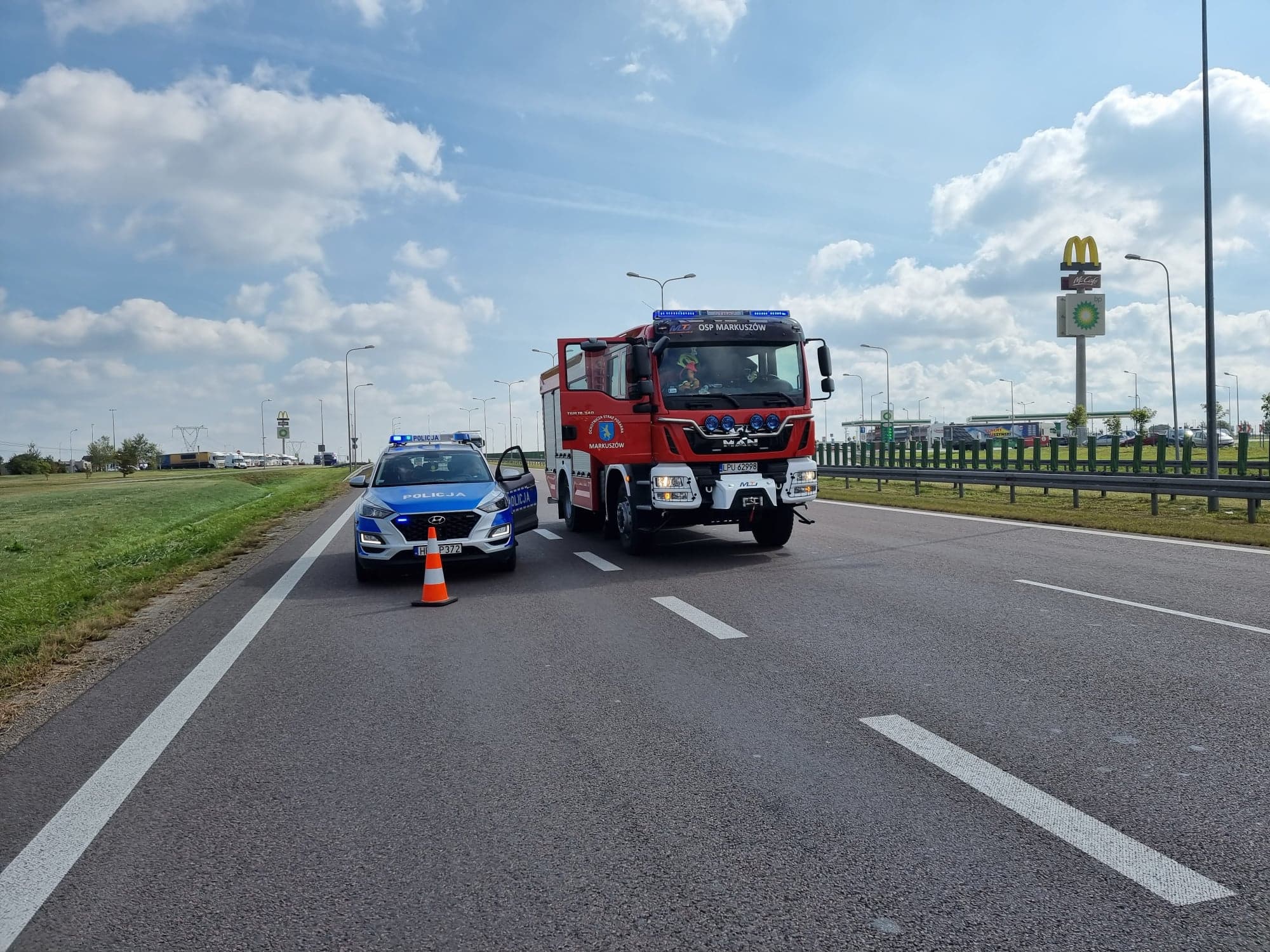 Na jezdni leży zboże, wstrzymany ruch w kierunku Warszawy na drodze S12/S17 (zdjęcia)  AKTUALIZACJA
