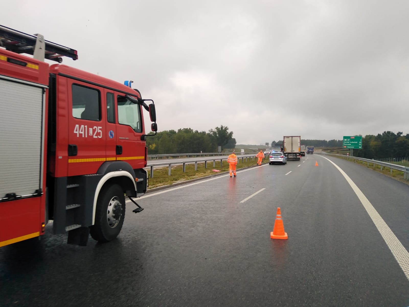 Zderzenie dwóch ciężarówek na drodze S19. Utrudnienia w ruchu na trasie Kraśnik – Janów Lubelski (zdjęcia)