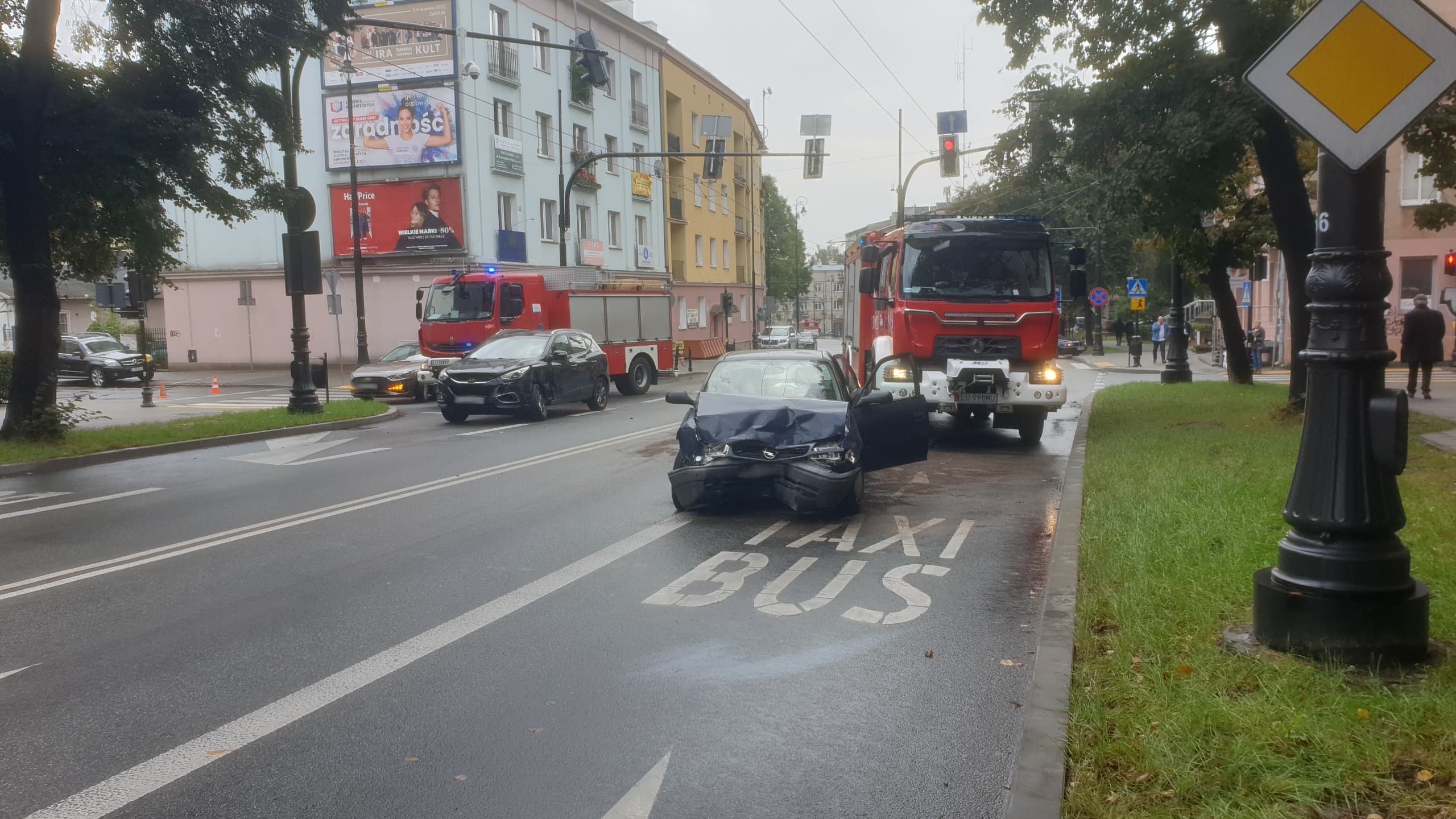 Zderzenie dwóch pojazdów w centrum Lublina. Dwie osoby trafiły do szpitala (zdjęcia)
