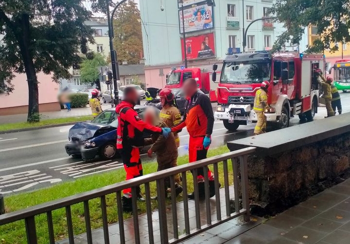 Zderzenie dwóch pojazdów w centrum Lublina. Dwie osoby trafiły do szpitala (zdjęcia)