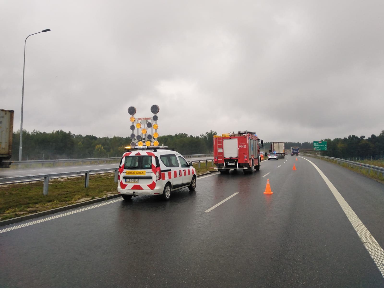 Zderzenie dwóch ciężarówek na drodze S19. Utrudnienia w ruchu na trasie Kraśnik – Janów Lubelski (zdjęcia)