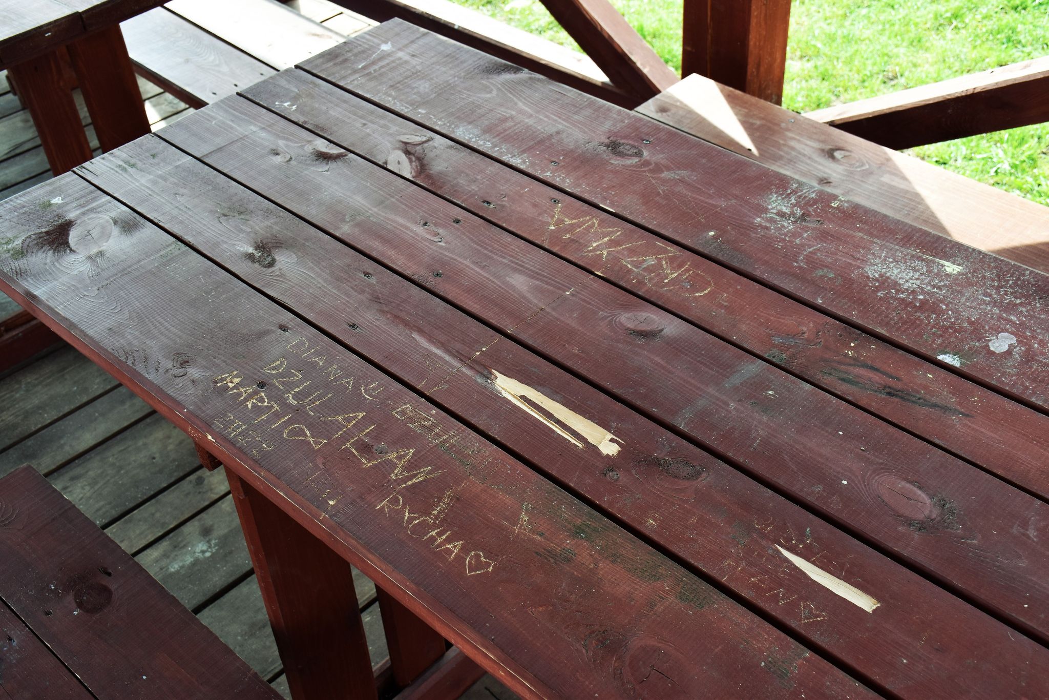 Wandale niszczą ławki i śmietniki. Burmistrz apeluje: „Dbajmy o wspólne dobro” (zdjęcia)
