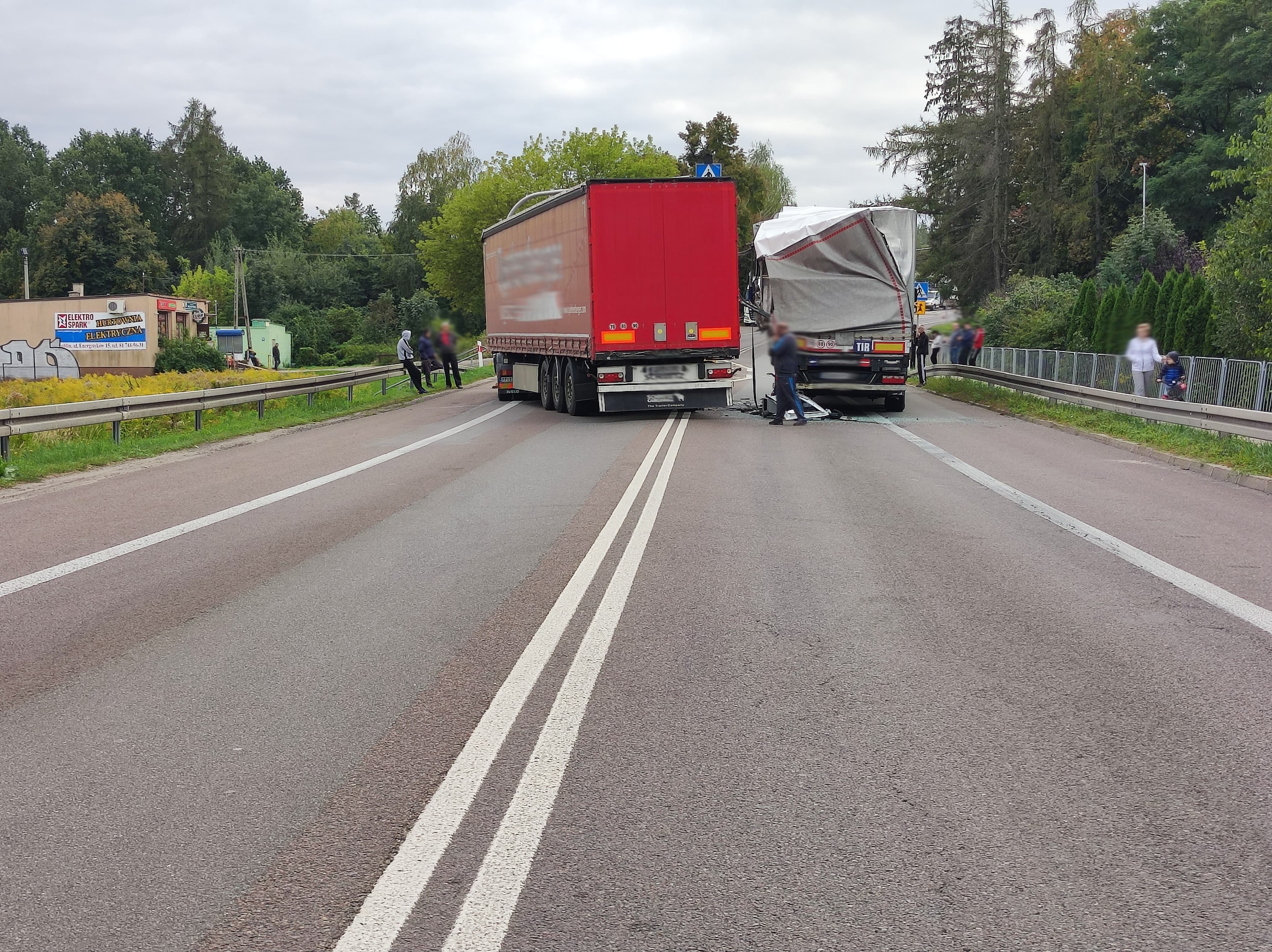 Zderzenie dwóch ciężarówek na trasie Lubartów – Lublin. Droga jest zablokowana (zdjęcia)