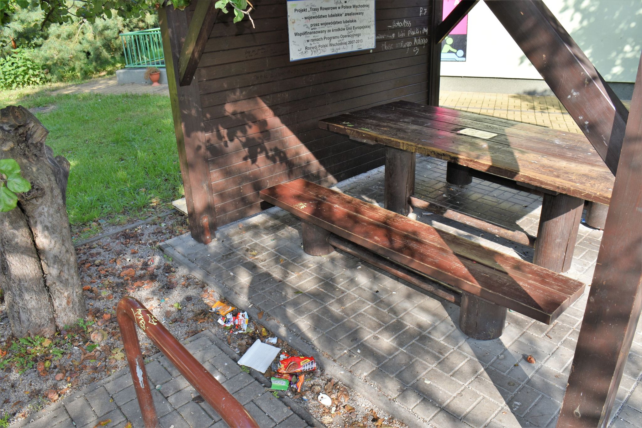 Wandale niszczą ławki i śmietniki. Burmistrz apeluje: „Dbajmy o wspólne dobro” (zdjęcia)