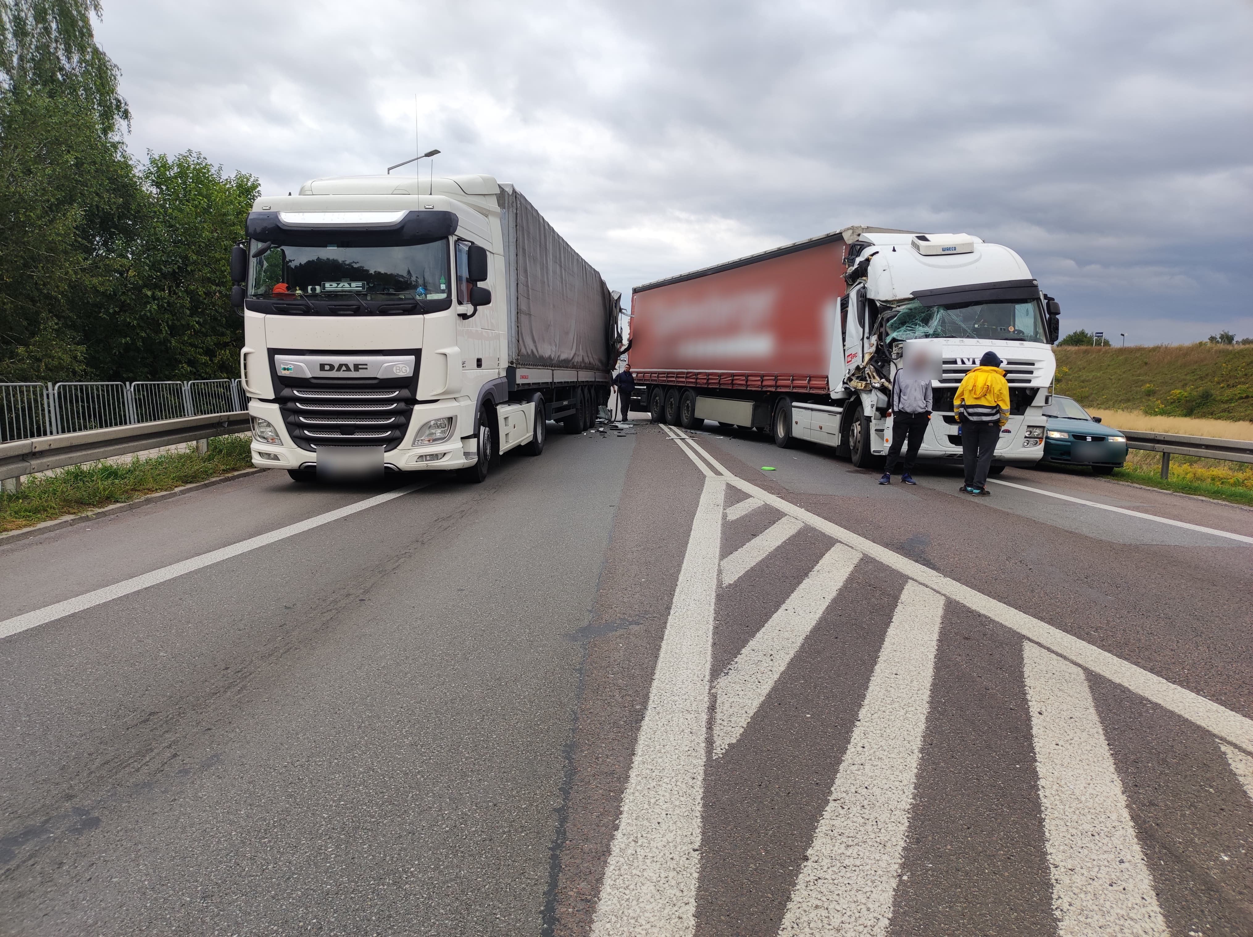 Zderzenie dwóch ciężarówek na trasie Lubartów – Lublin. Droga jest zablokowana (zdjęcia)
