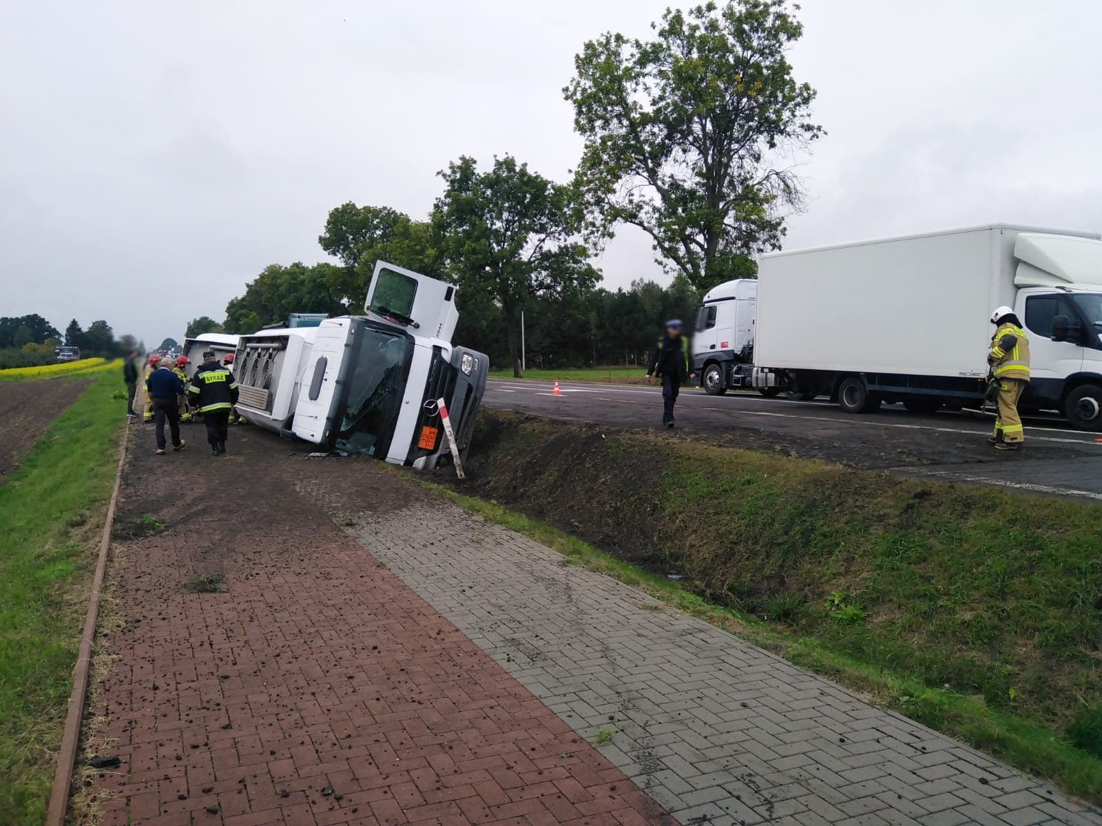 Ciężarówka z paliwem zjechała z drogi i przewróciła się. Na miejscu pracują strażacy (zdjęcia)