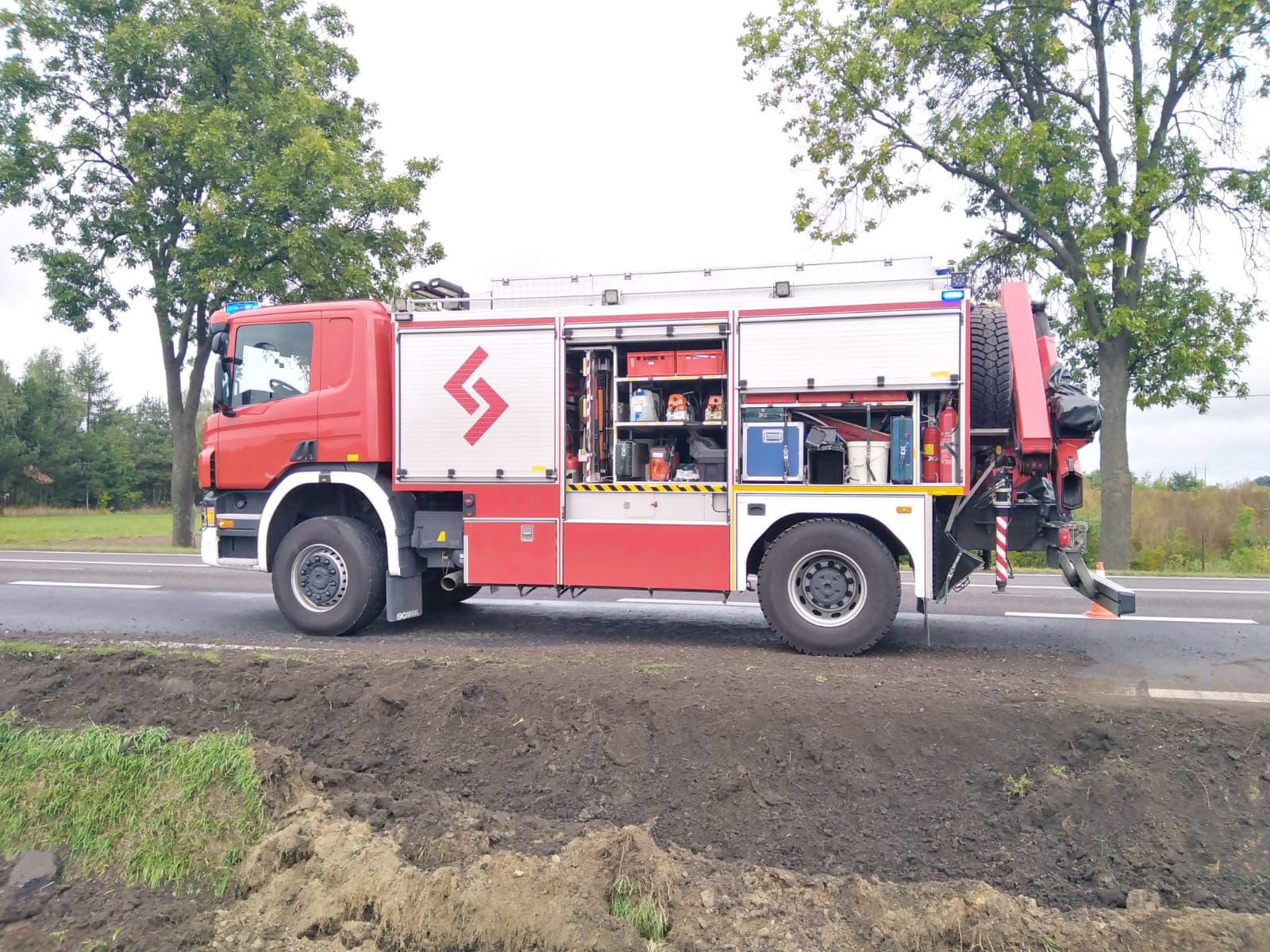 Ciężarówka z paliwem zjechała z drogi i przewróciła się. Na miejscu pracują strażacy (zdjęcia)