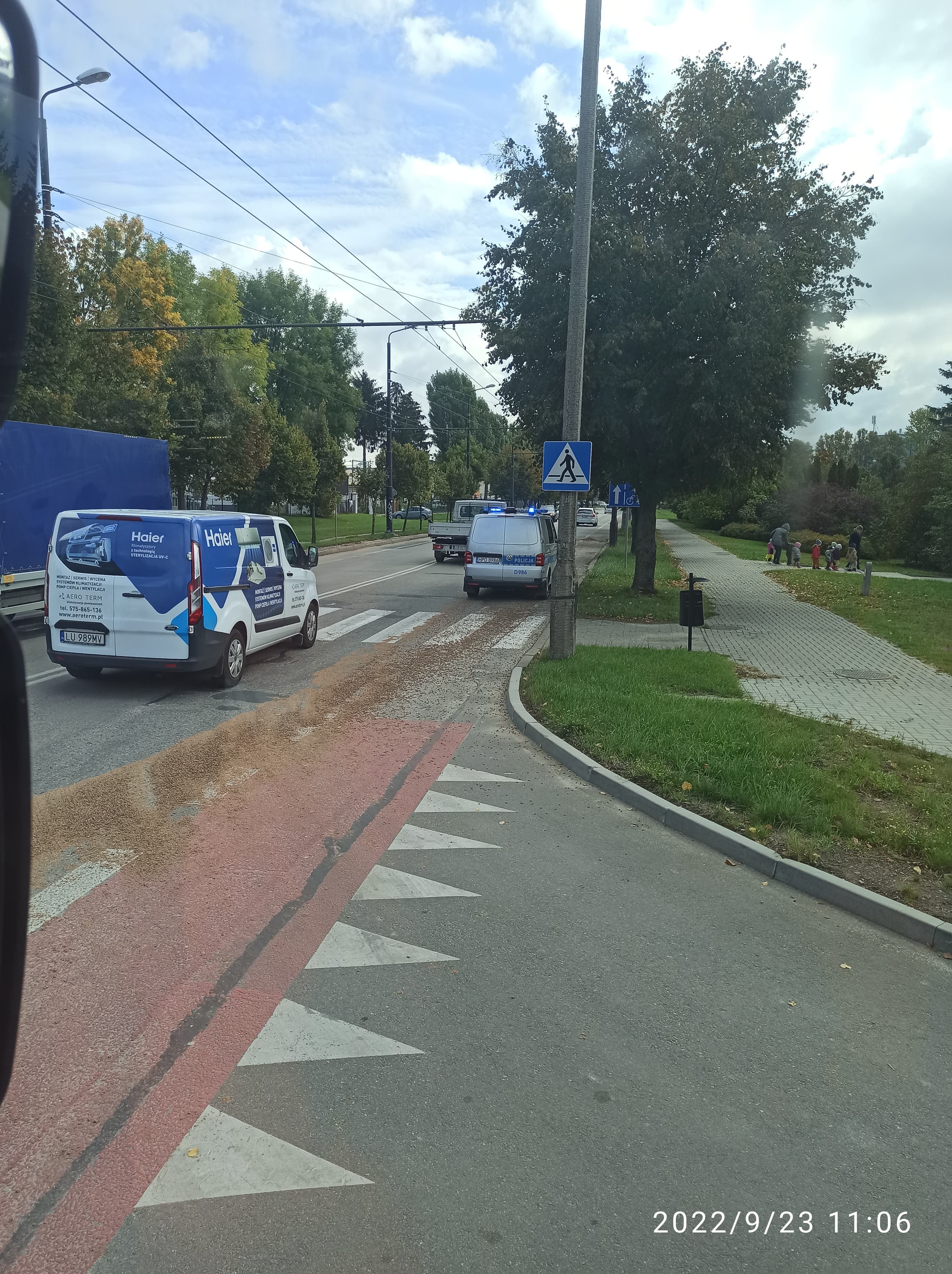 Zgubił część ładunku na jednej z ulic Lublina. Dostał za to mandat (zdjęcia)