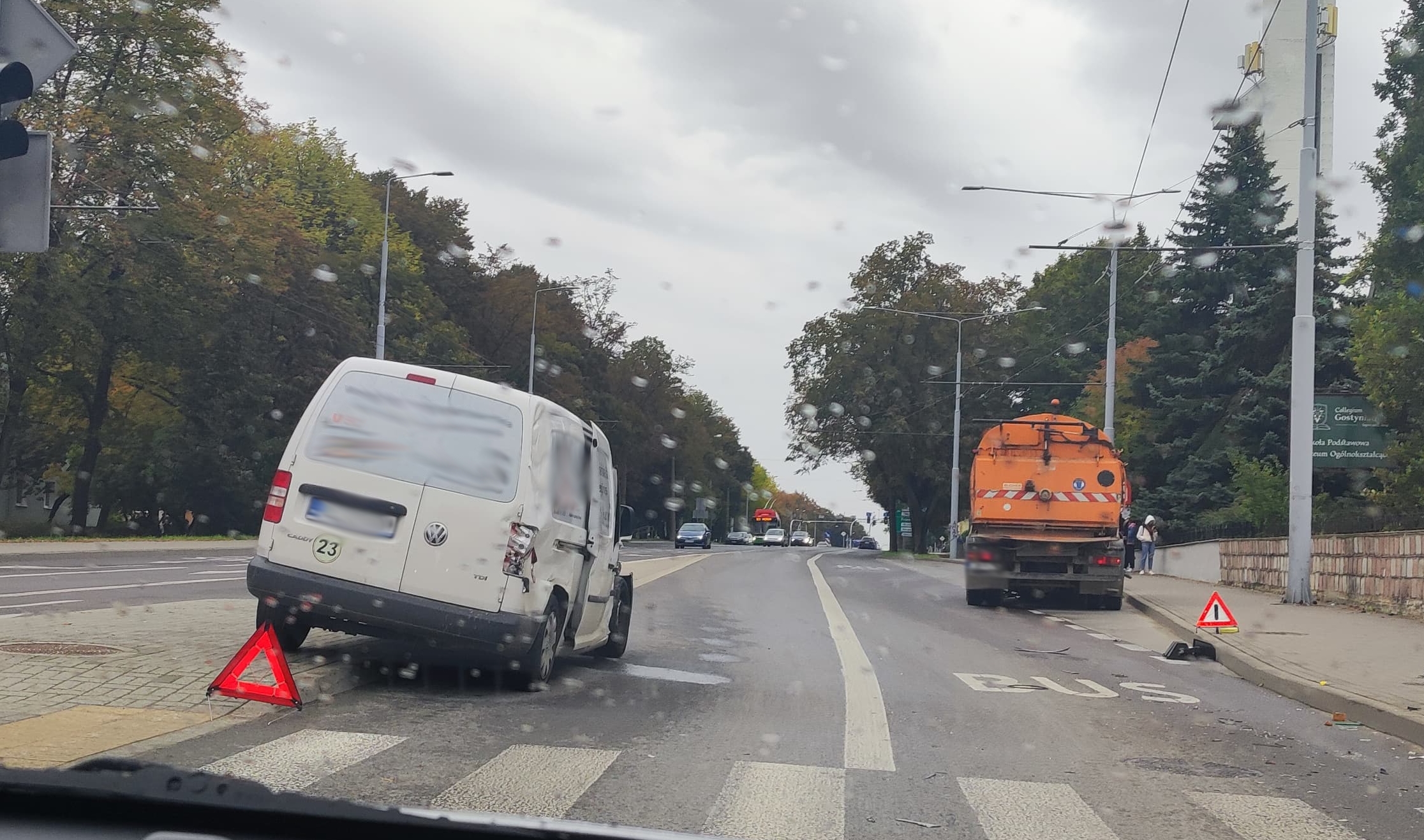Duże utrudnienia w ruchu na jednym z lubelskich skrzyżowań po zderzeniu ciężarówki z osobówką (zdjęcia)