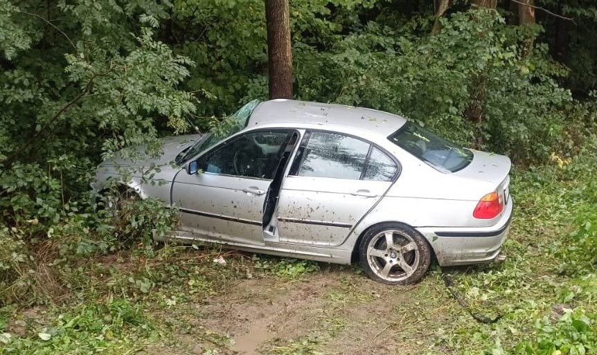 BMW wypadło z drogi i uderzyło w drzewo. Cztery młode osoby trafiły do szpitala (zdjęcia)