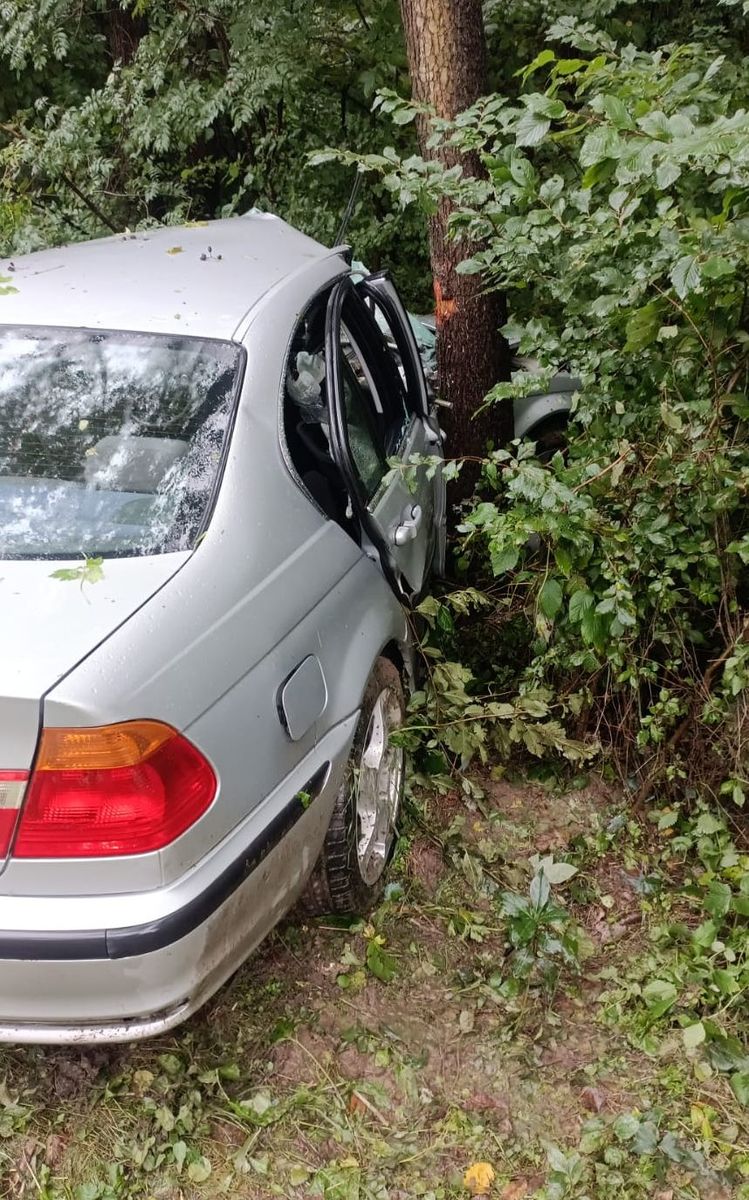 BMW wypadło z drogi i uderzyło w drzewo. Cztery młode osoby trafiły do szpitala (zdjęcia)
