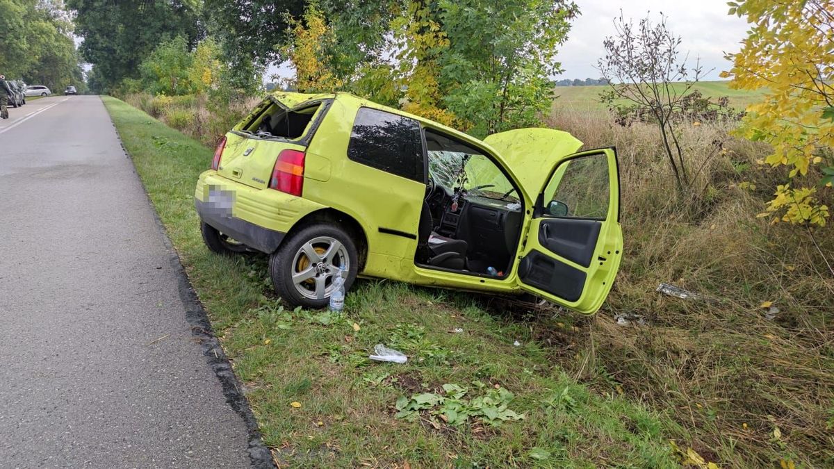 Chciała uniknąć czołowego zderzenia, seat wypadł z drogi i dachował. Dwie osoby w szpitalu (zdjęcia)