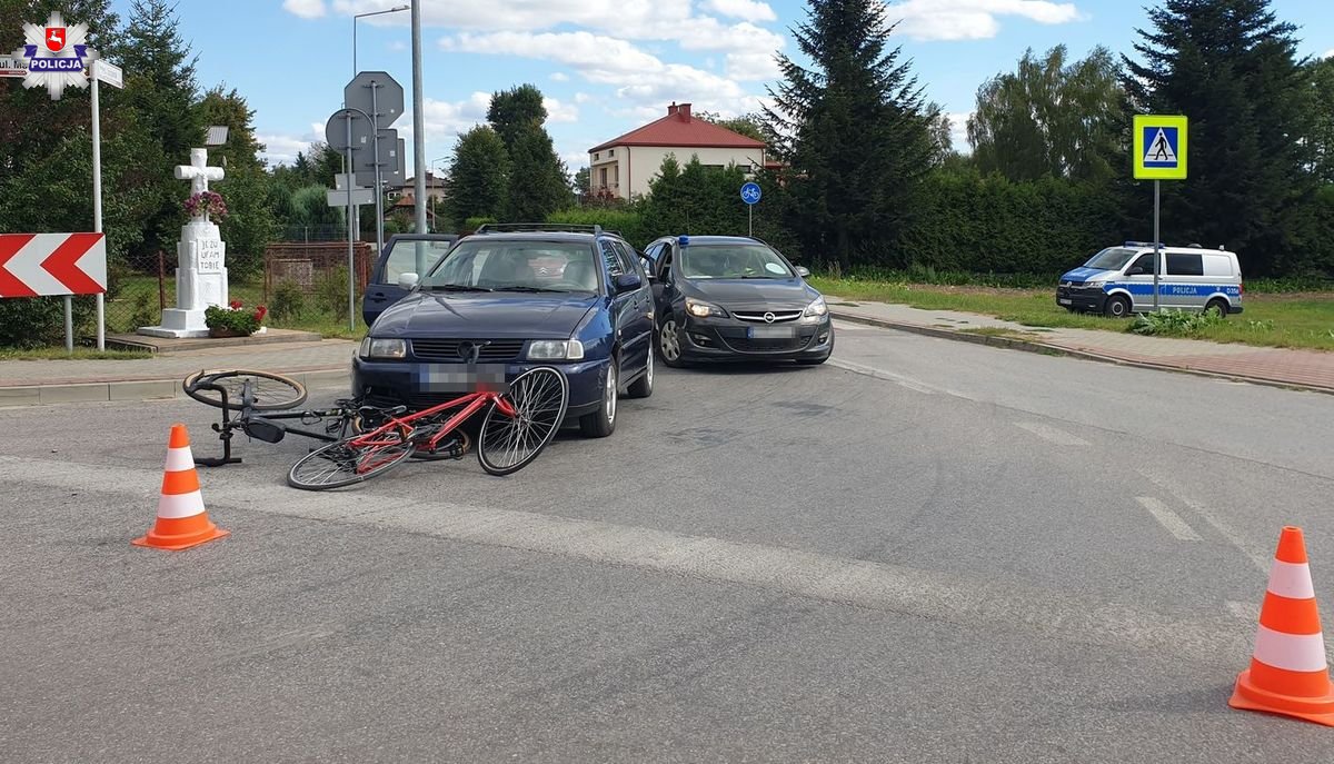 85-latek wjechał volkswagenem w dwoje rowerzystów. Cykliści trafili do szpitala (zdjęcia)