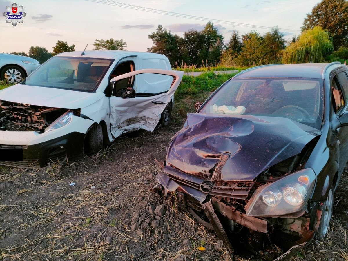 Jeden chciał skręcić, drugi wyprzedzić. Doszło do wypadku (zdjęcia)