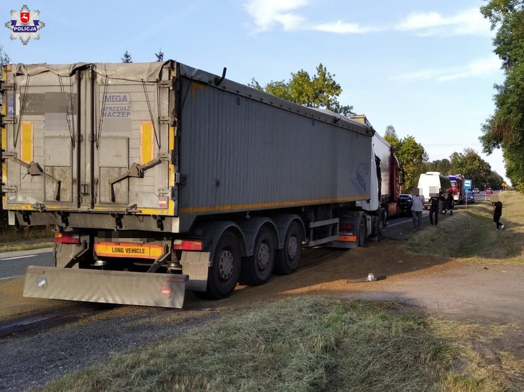 Kolejne groźne zdarzenie drogowe pokazujące, jak ważna jest bezpieczna odległość pomiędzy pojazdami (zdjęcia)