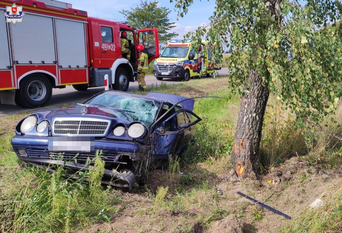 Mercedes uderzył w drzewo. Interweniował śmigłowiec LPR (zdjęcia)