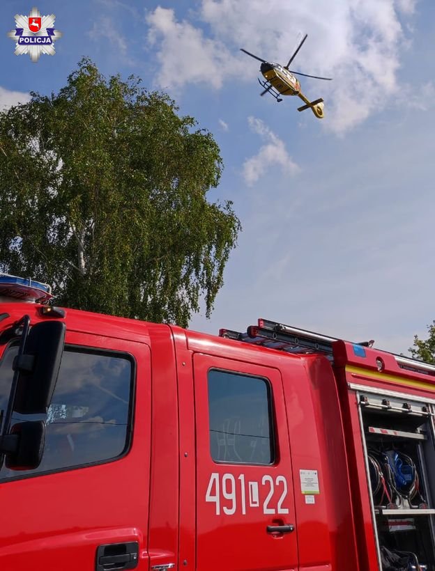 Mercedes uderzył w drzewo. Interweniował śmigłowiec LPR (zdjęcia)