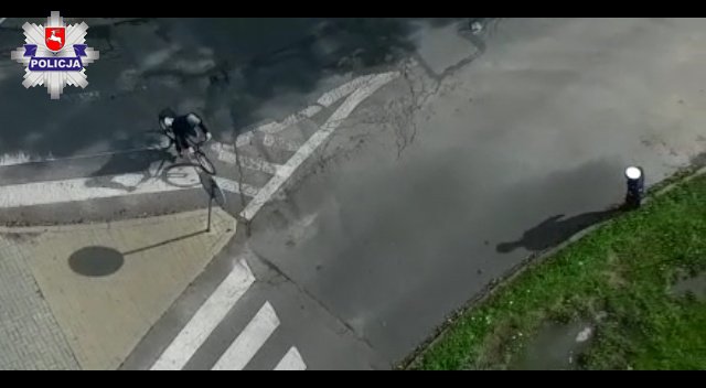 Były pouczenia i mandaty dla rowerzystów zarejestrowanych przez policyjnego drona (wideo)