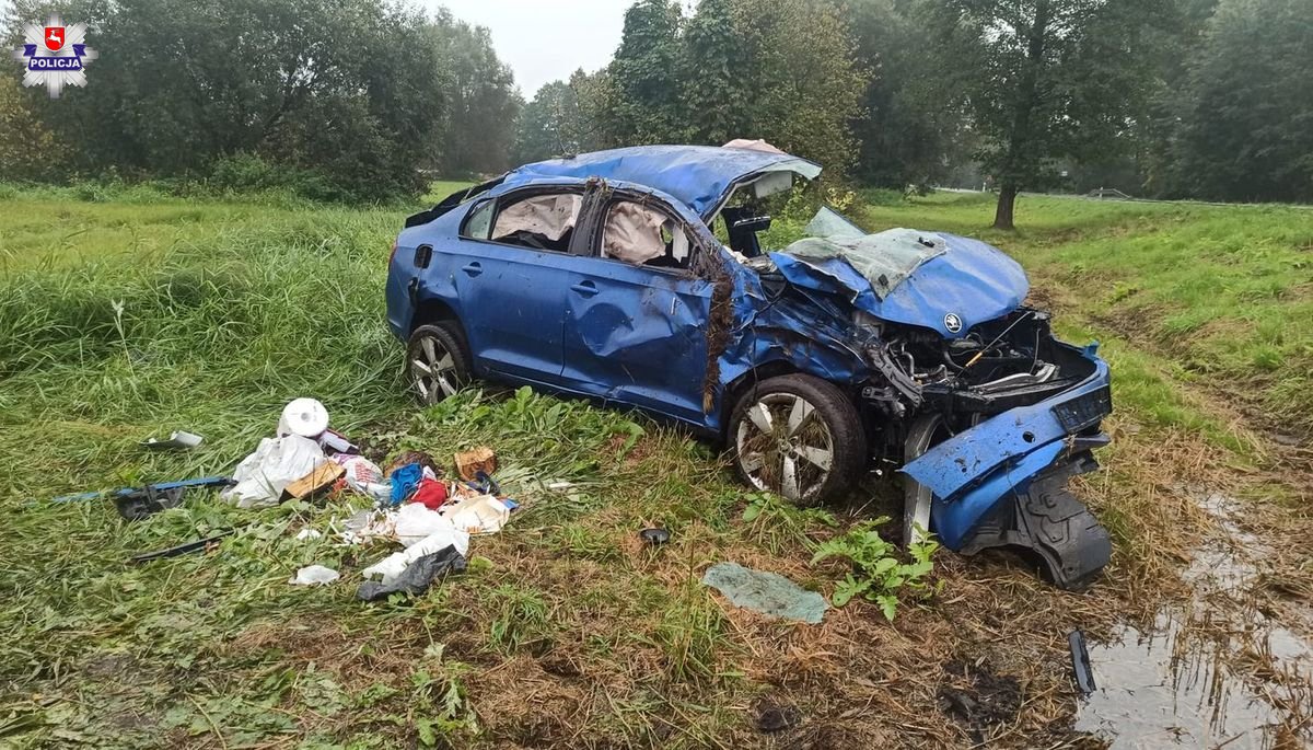 Skoda wypadła z drogi, uderzyła w bariery, przystanek i dachowała. Kierowca zginął na miejscu (zdjęcia)