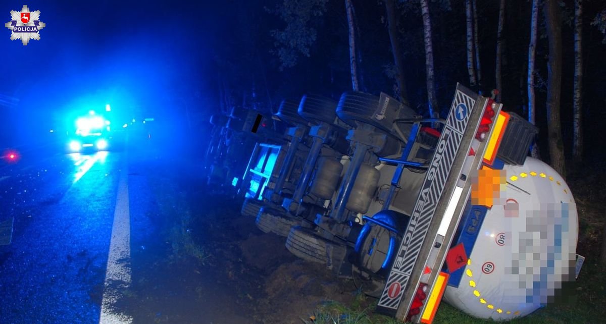 Szedł środkiem jezdni, zginął na miejscu. Nadal występują utrudnienia w ruchu (zdjęcia)