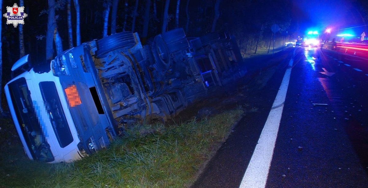 Szedł środkiem jezdni, zginął na miejscu. Nadal występują utrudnienia w ruchu (zdjęcia)