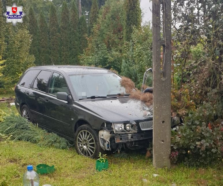 Zdemolowała słup i ogrodzenie, a następnie sobie poszła. 21-latka była nietrzeźwa (zdjęcia)