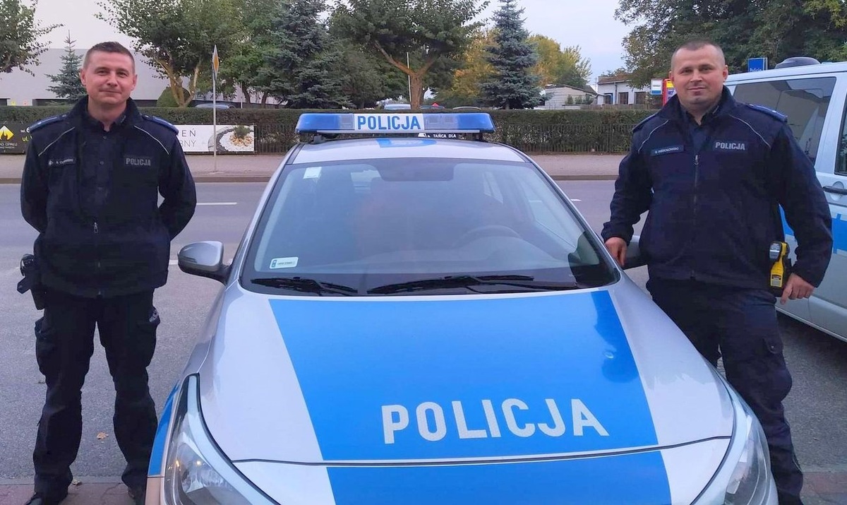 W audi było nieprzytomne pięciomiesięczne dziecko. Policjanci eskortowali pojazd w drodze do szpitala (wideo)