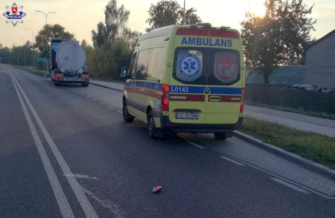 Wyjechał rowerem z drogi podporządkowanej i uderzył w ciężarówkę. Kierującego jednośladem zabrał śmigłowiec (zdjęcia)