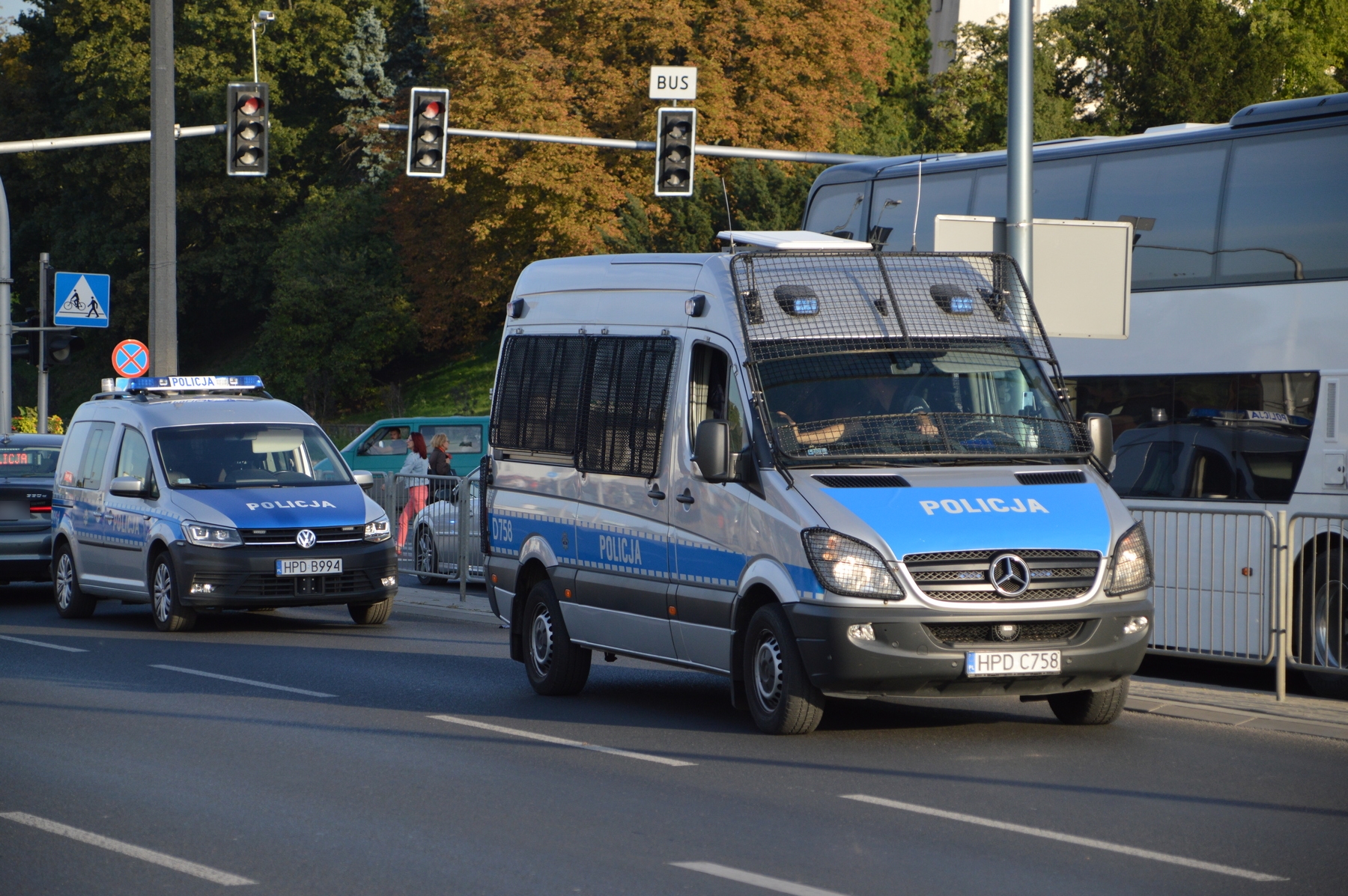 Pościg policji za volkswagenem. Kierujący uciekał pod prąd, na koniec skopał radiowóz (zdjęcia, wideo)