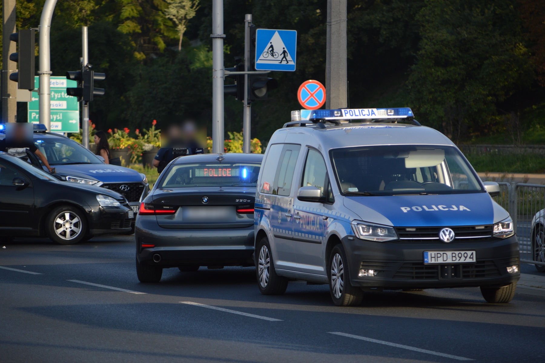 Pościg policji za volkswagenem. Kierujący uciekał pod prąd, na koniec skopał radiowóz (zdjęcia, wideo)