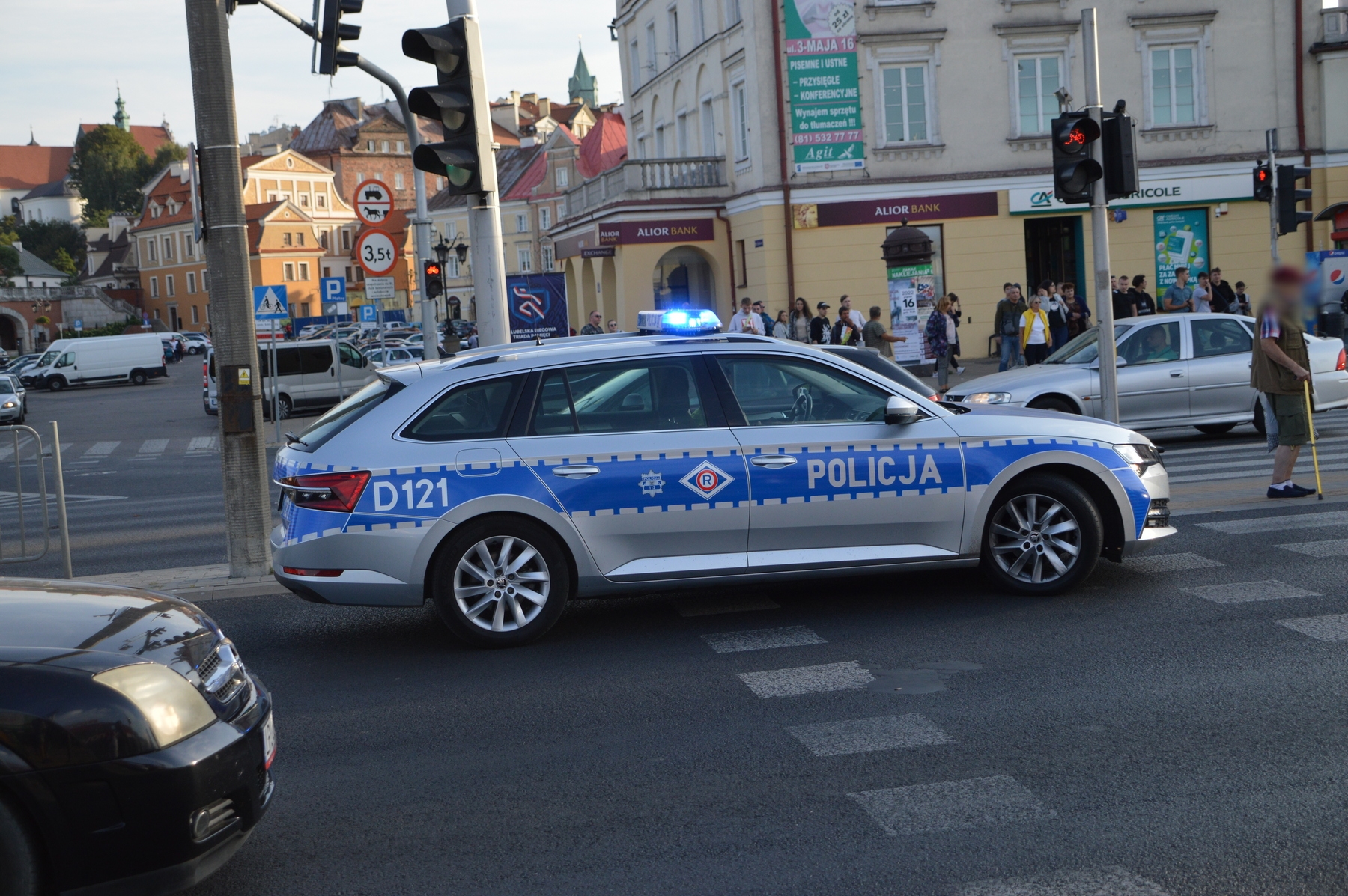 Pościg policji za volkswagenem. Kierujący uciekał pod prąd, na koniec skopał radiowóz (zdjęcia, wideo)