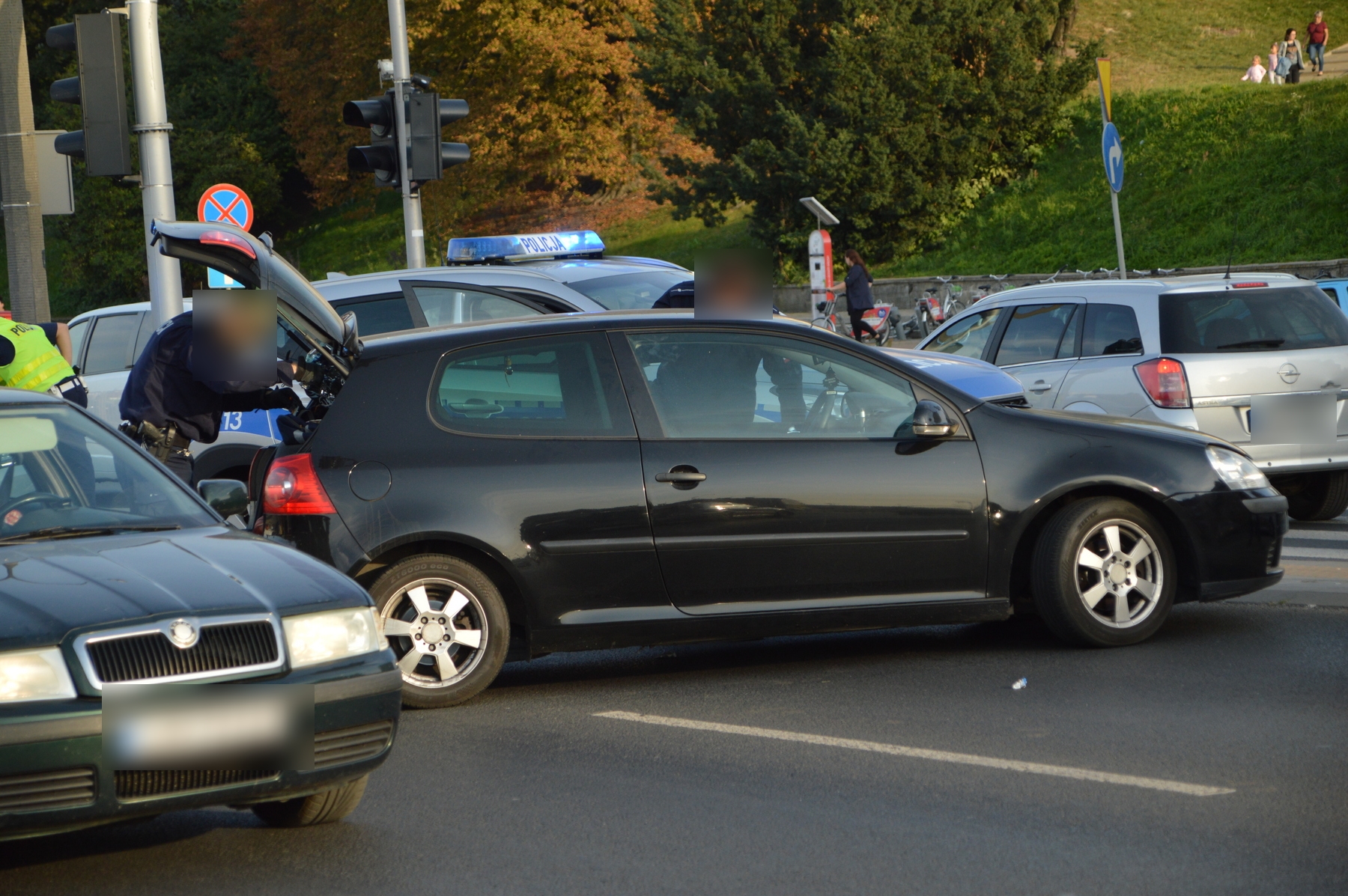 Pościg policji za volkswagenem. Kierujący uciekał pod prąd, na koniec skopał radiowóz (zdjęcia, wideo)