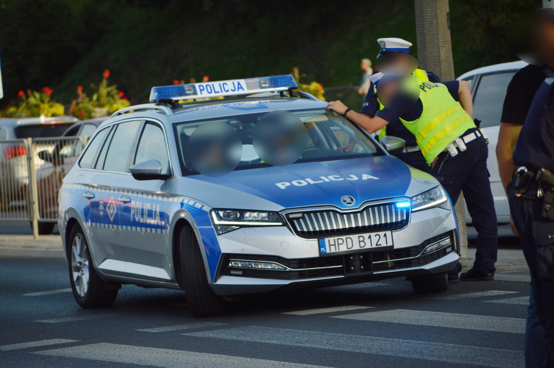 Pościg policji za volkswagenem. Kierujący uciekał pod prąd, na koniec skopał radiowóz (zdjęcia, wideo)