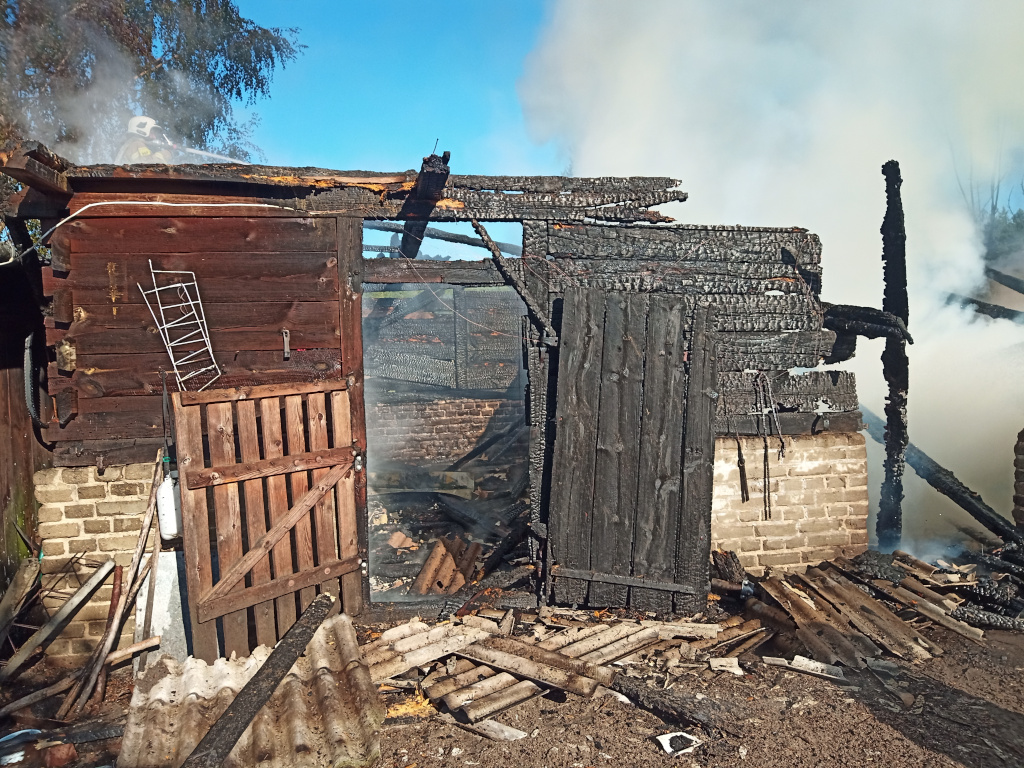 Cztery zastępy strażaków walczyły z pożarem budynku gospodarczego (zdjęcia)
