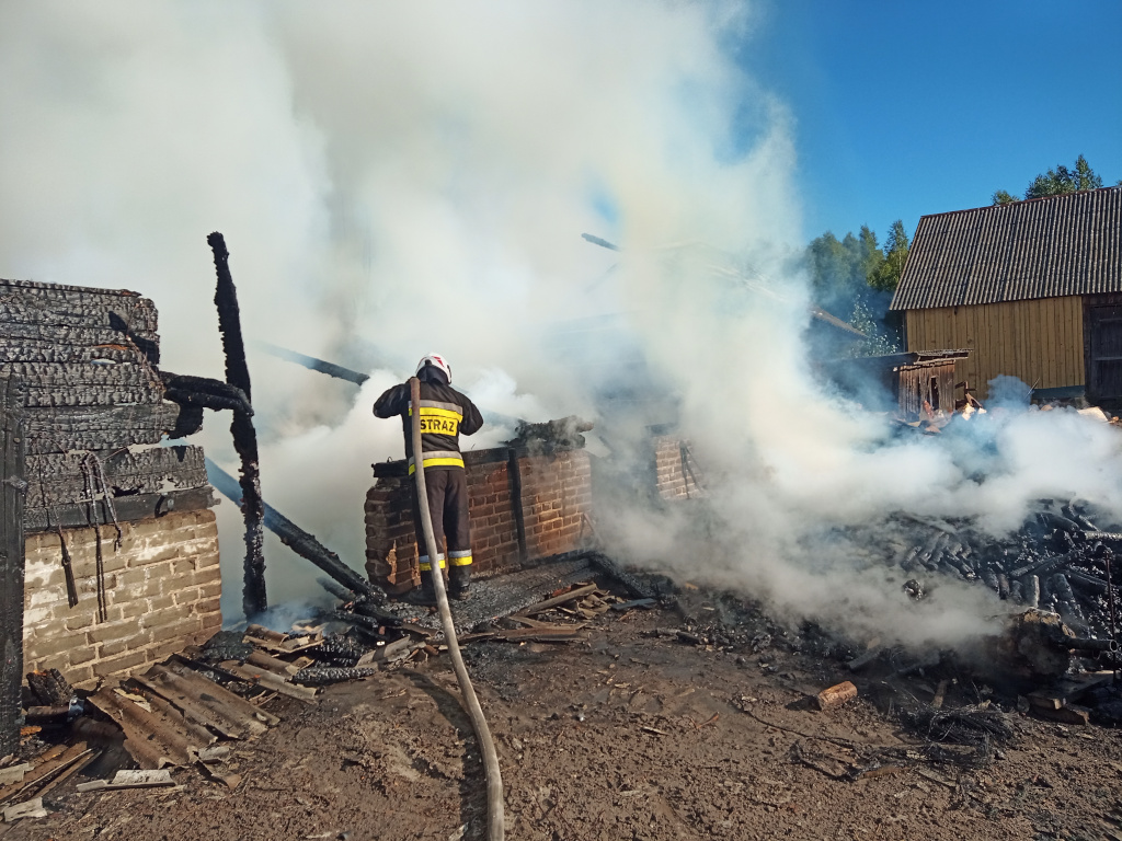 Cztery zastępy strażaków walczyły z pożarem budynku gospodarczego (zdjęcia)