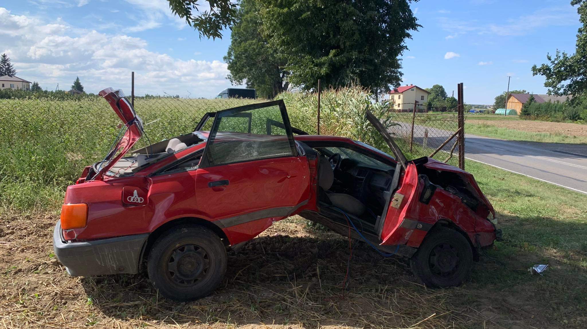 Tyle zostało z audi po uderzeniu w drzewo. Kierowca miał ogromne szczęście (zdjęcia)