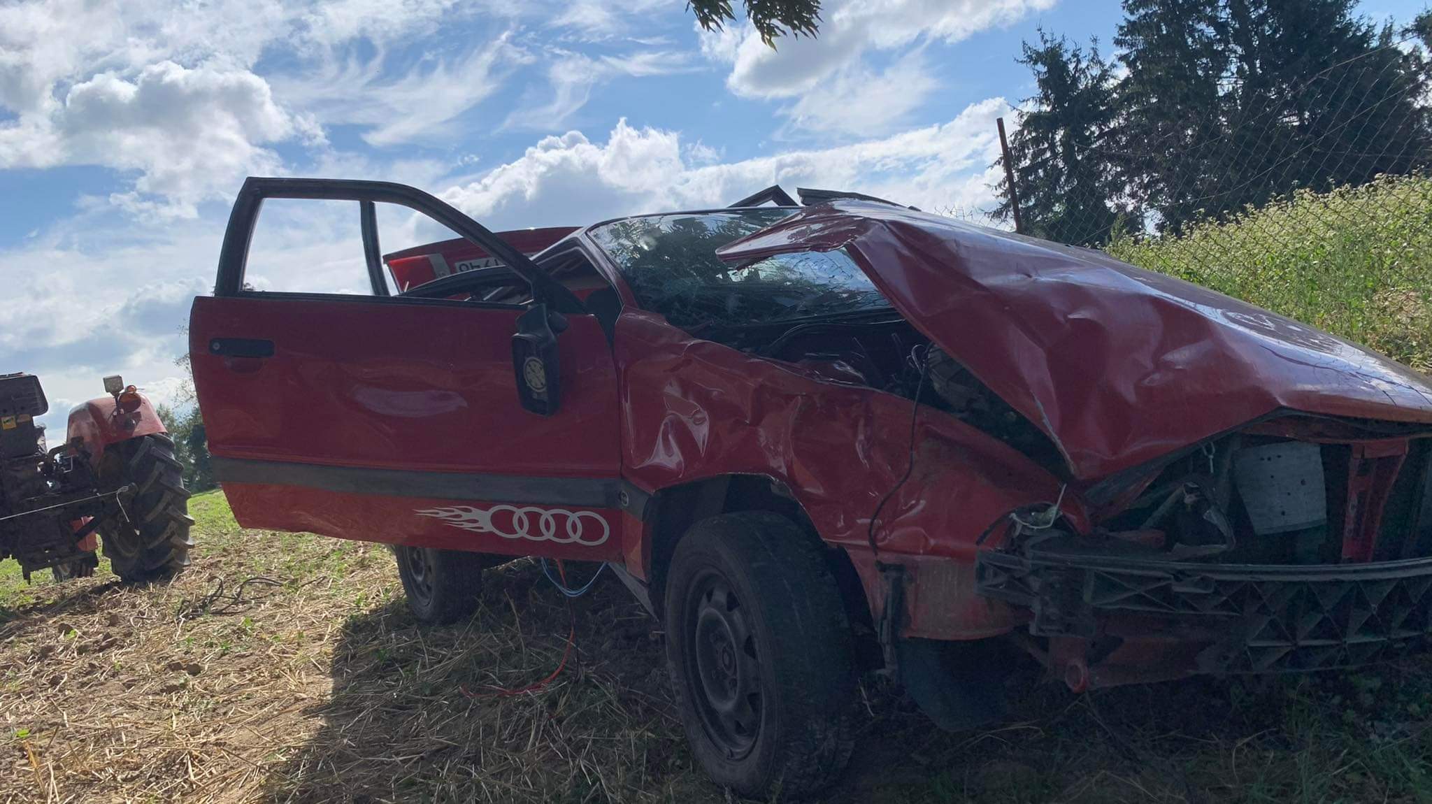 Tyle zostało z audi po uderzeniu w drzewo. Kierowca miał ogromne szczęście (zdjęcia)