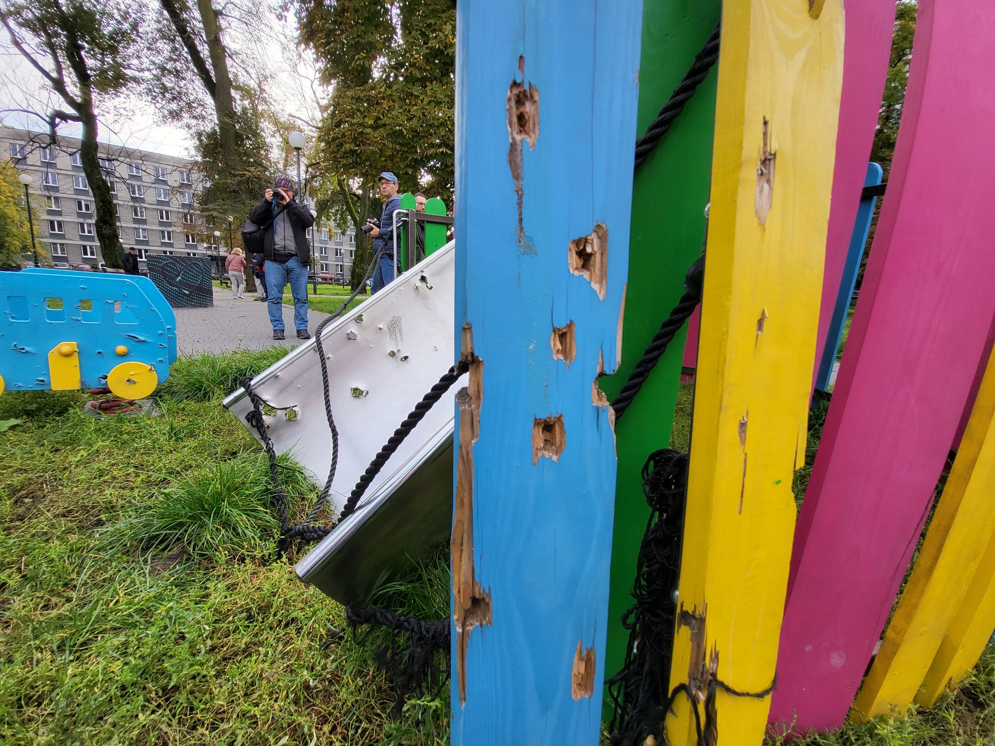 Podziurawiony kulami i odłamkami pocisków plac zabaw stanął w centrum Lublina (zdjęcia)