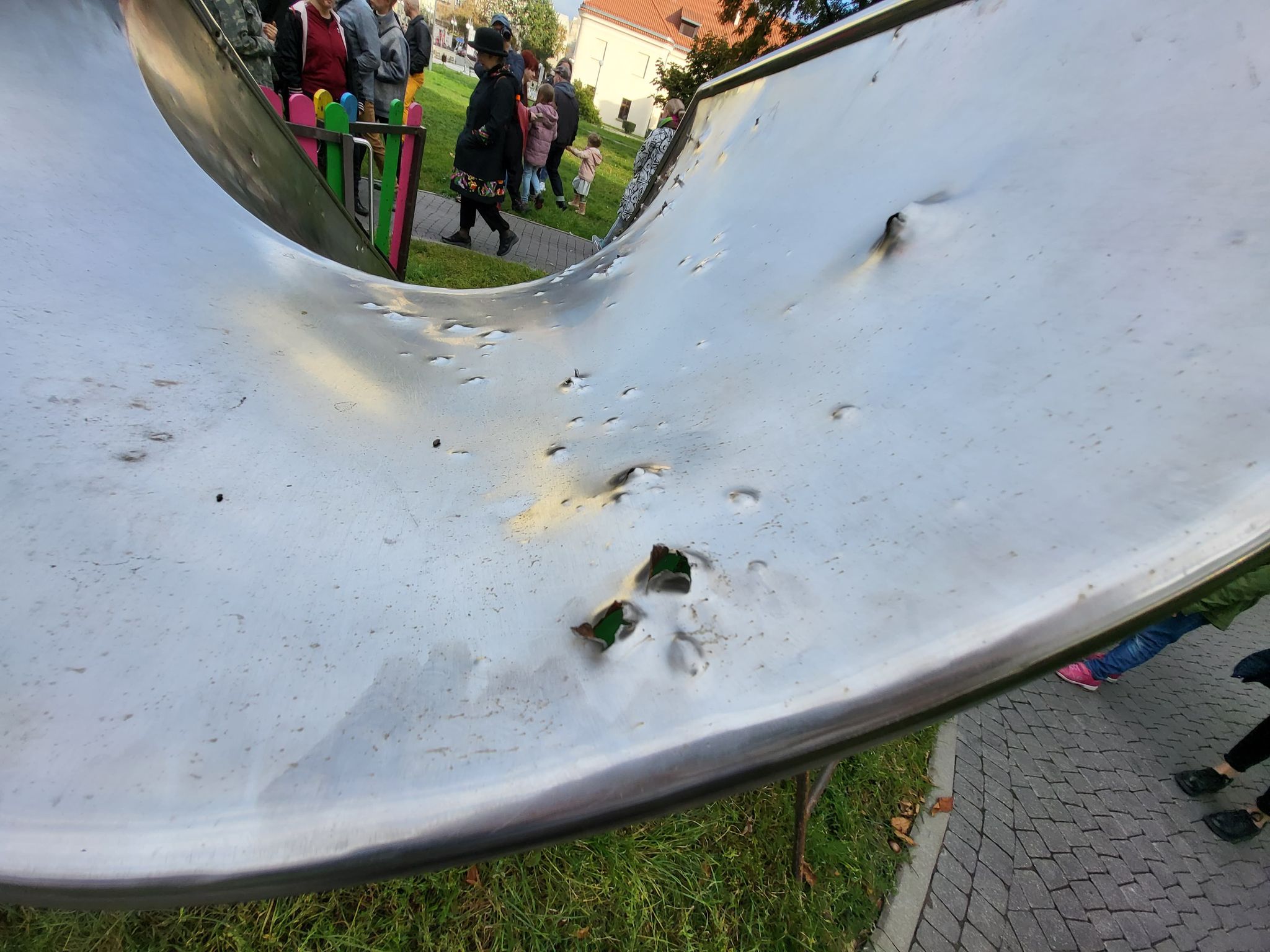 Podziurawiony kulami i odłamkami pocisków plac zabaw stanął w centrum Lublina (zdjęcia)