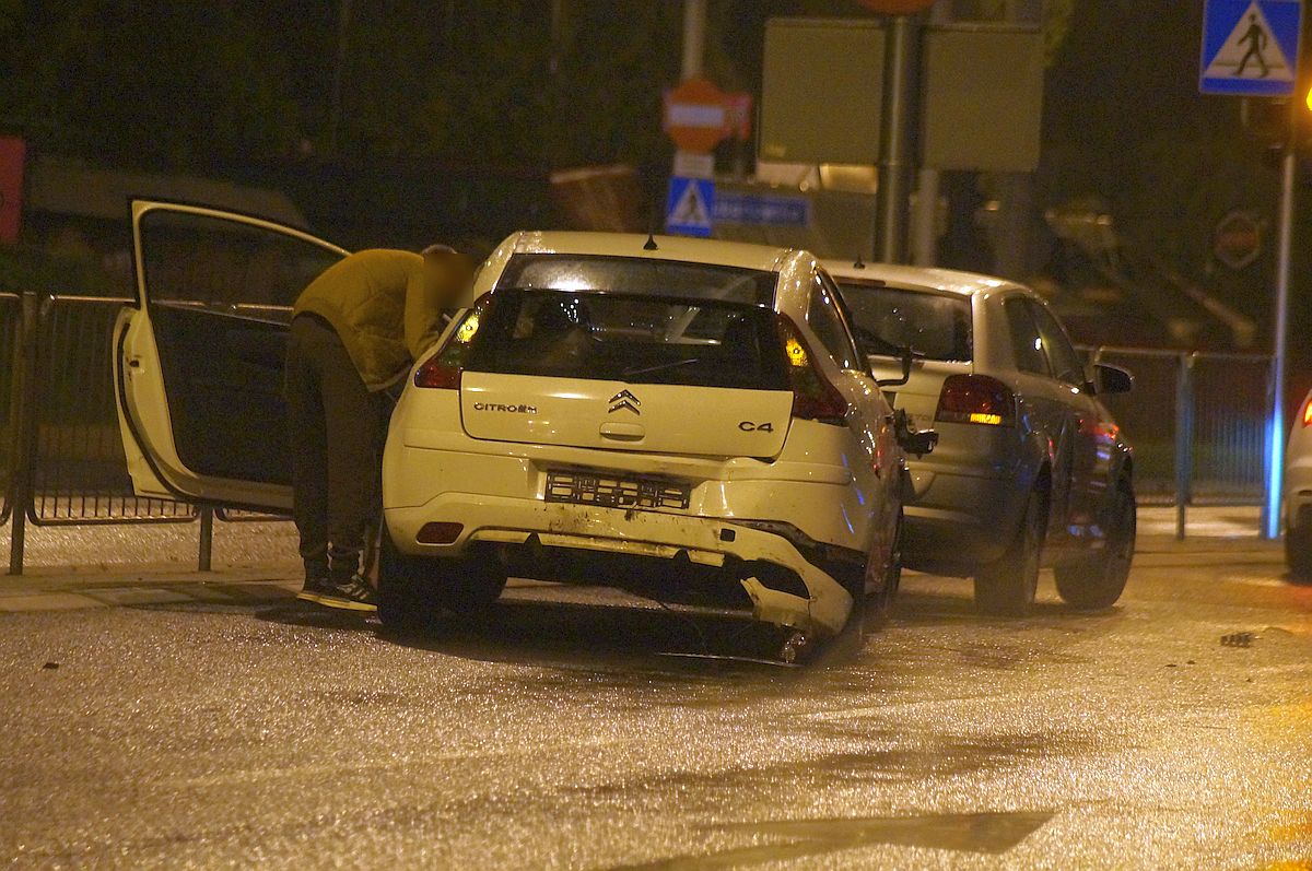 Wjechała w znajdujące się przed nią auta. Uciekając uderzyła w kolejny pojazd (zdjęcia)