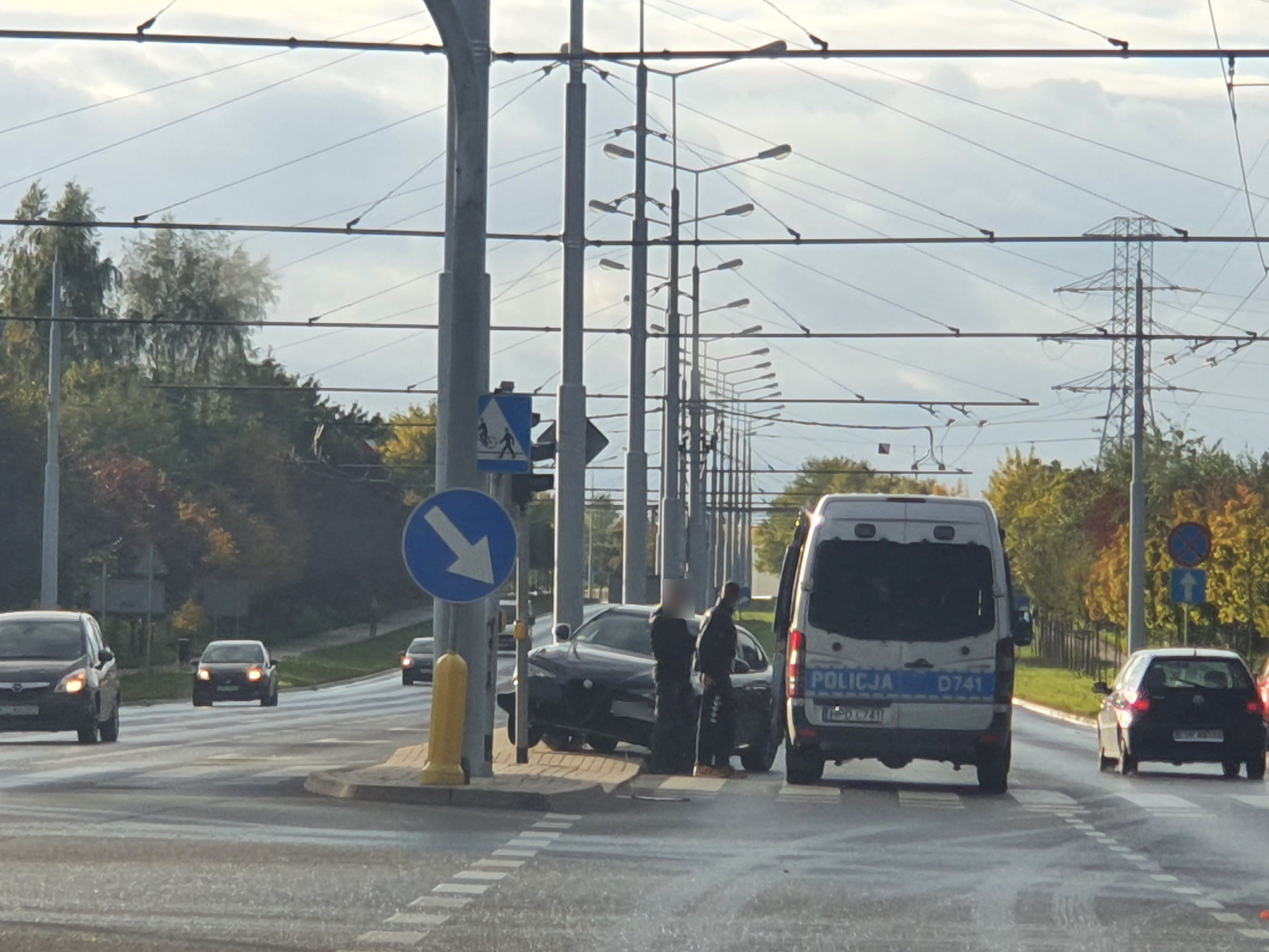 Wyjeżdżał z osiedla, stracił panowanie nad pojazdem. Alfa romeo zawisła na barierach (zdjęcia)