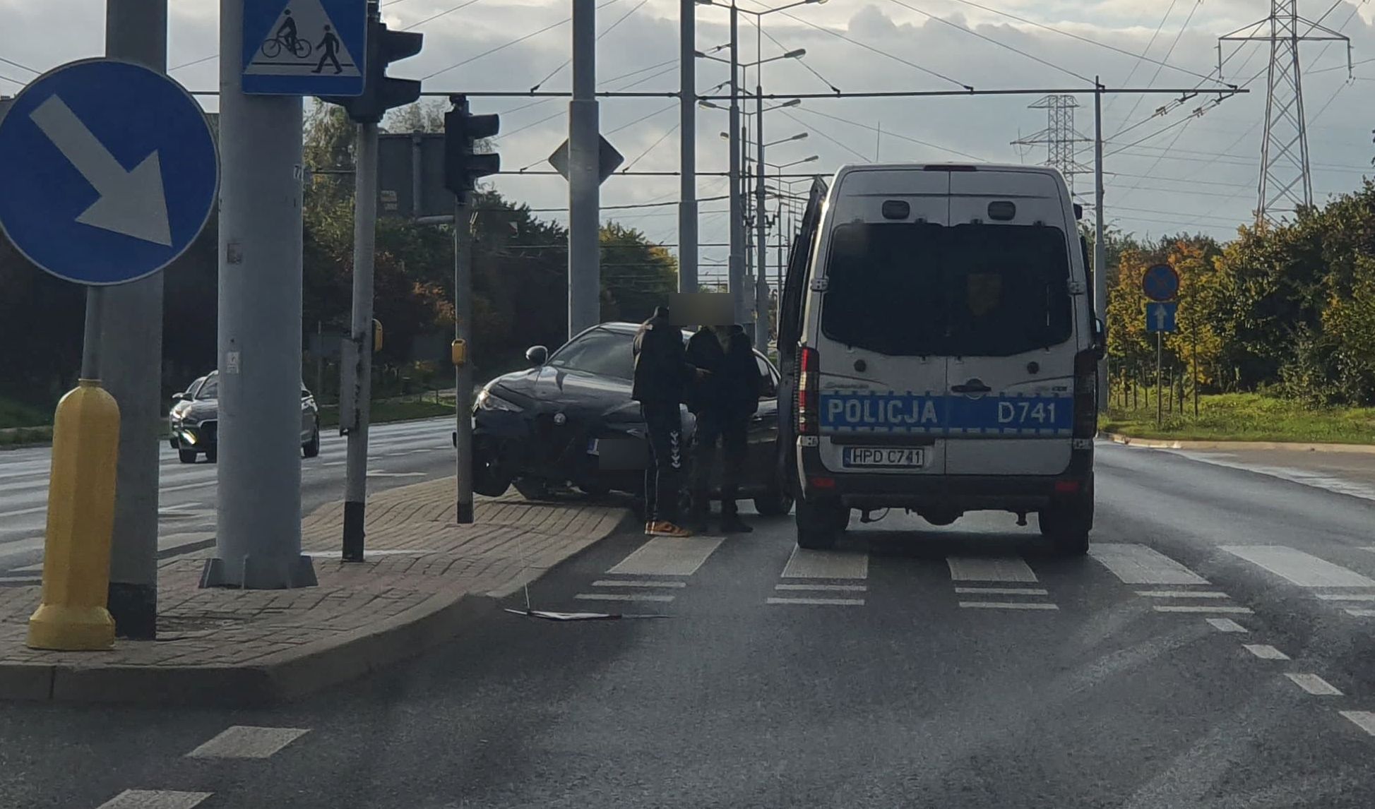 Wyjeżdżał z osiedla, stracił panowanie nad pojazdem. Alfa romeo zawisła na barierach (zdjęcia)