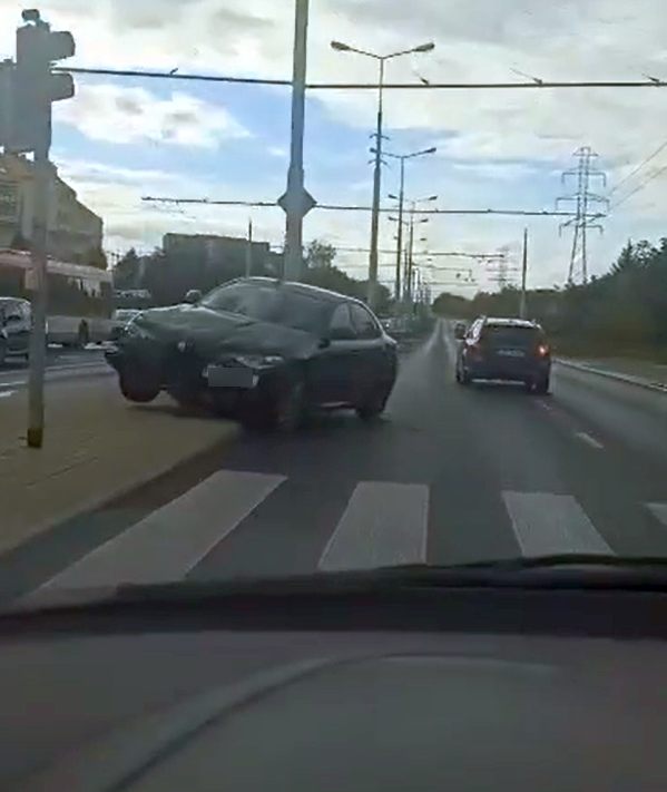 Wyjeżdżał z osiedla, stracił panowanie nad pojazdem. Alfa romeo zawisła na barierach (zdjęcia)