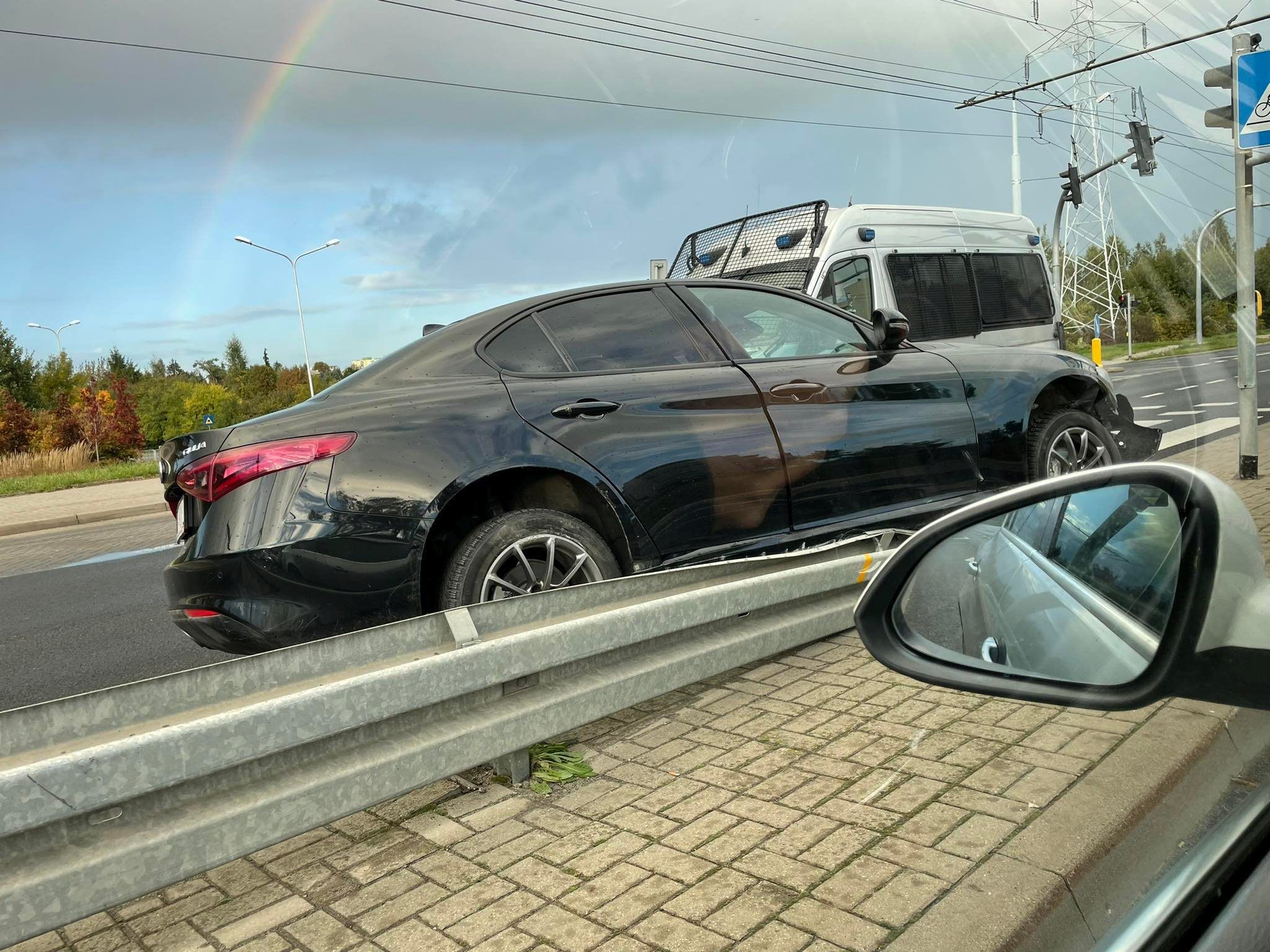 Wyjeżdżał z osiedla, stracił panowanie nad pojazdem. Alfa romeo zawisła na barierach (zdjęcia)