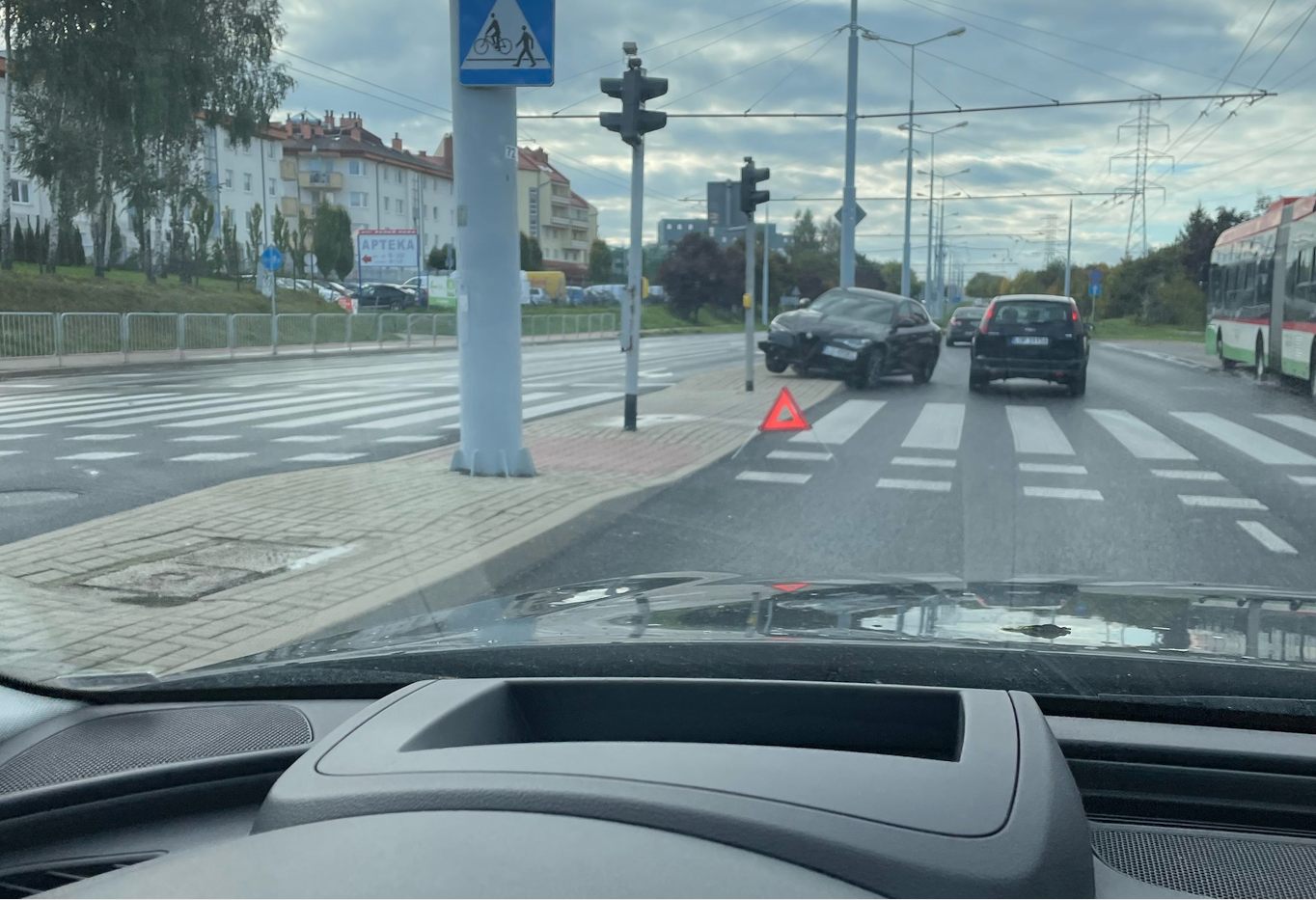 Wyjeżdżał z osiedla, stracił panowanie nad pojazdem. Alfa romeo zawisła na barierach (zdjęcia)